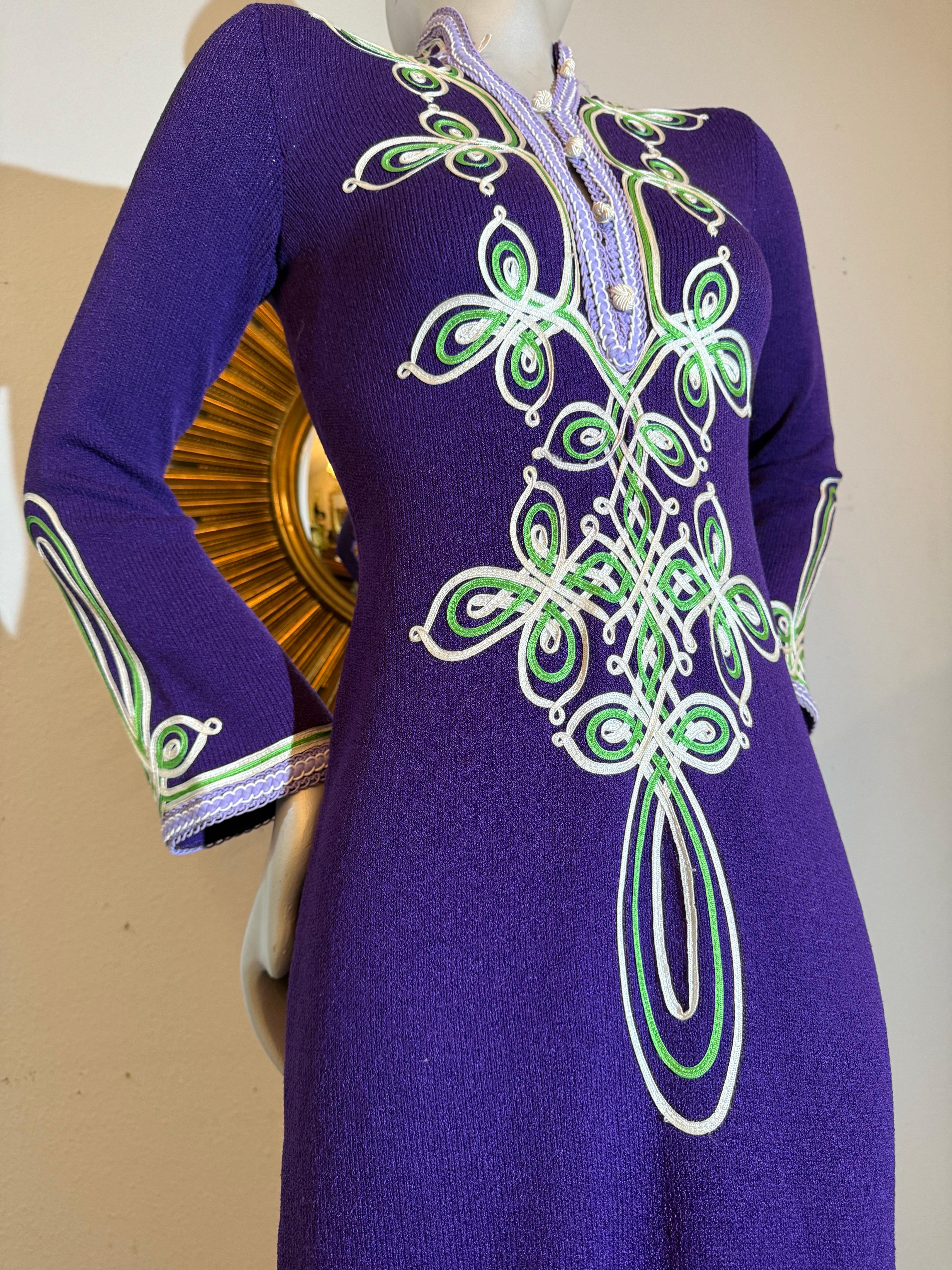 Caftano anni '70 di Adolfo a doppia maglia in lana e rayon viola reale con intrecci a nastro in vendita 10