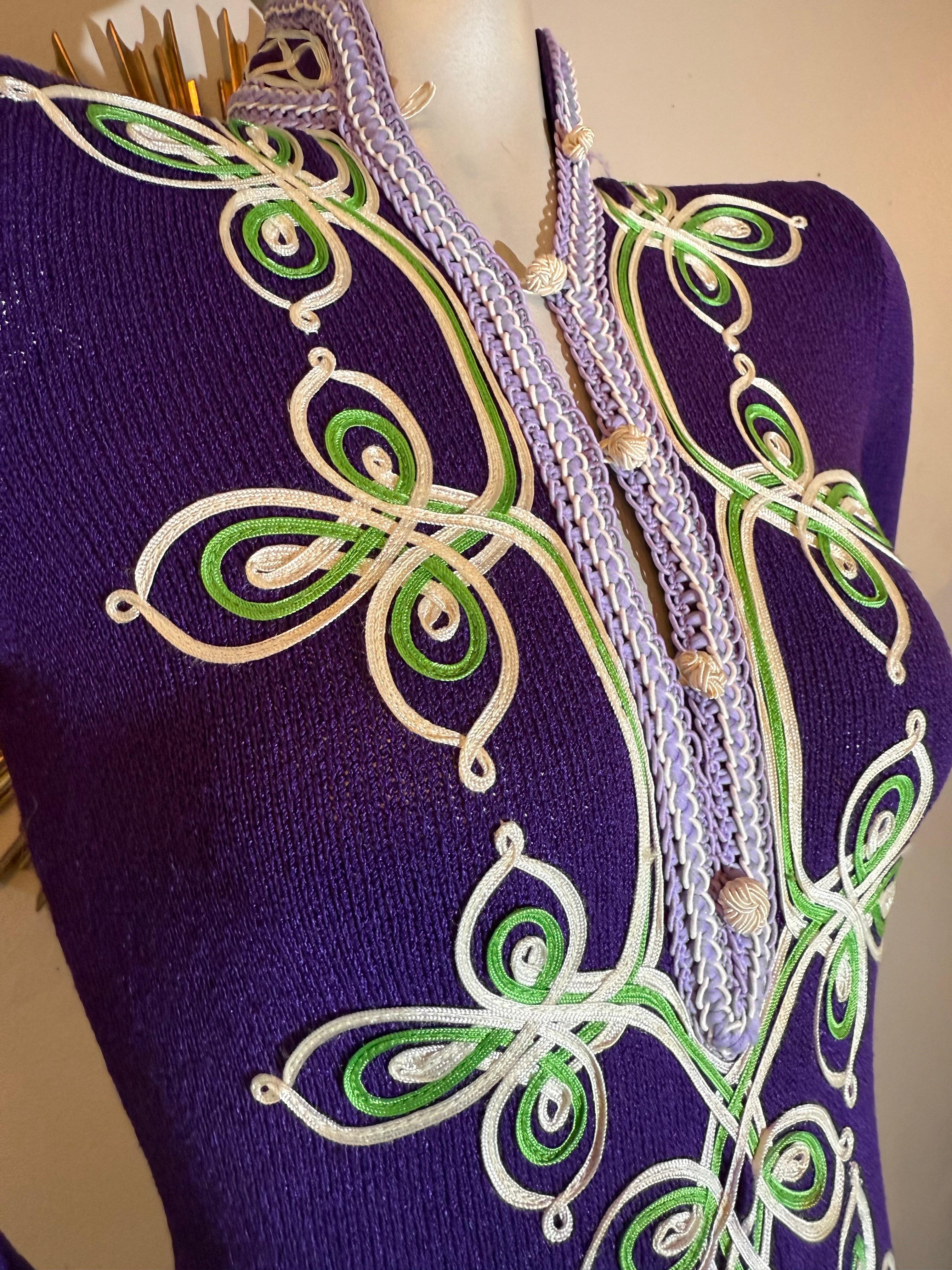 Caftano anni '70 di Adolfo a doppia maglia in lana e rayon viola reale con intrecci a nastro in vendita 11