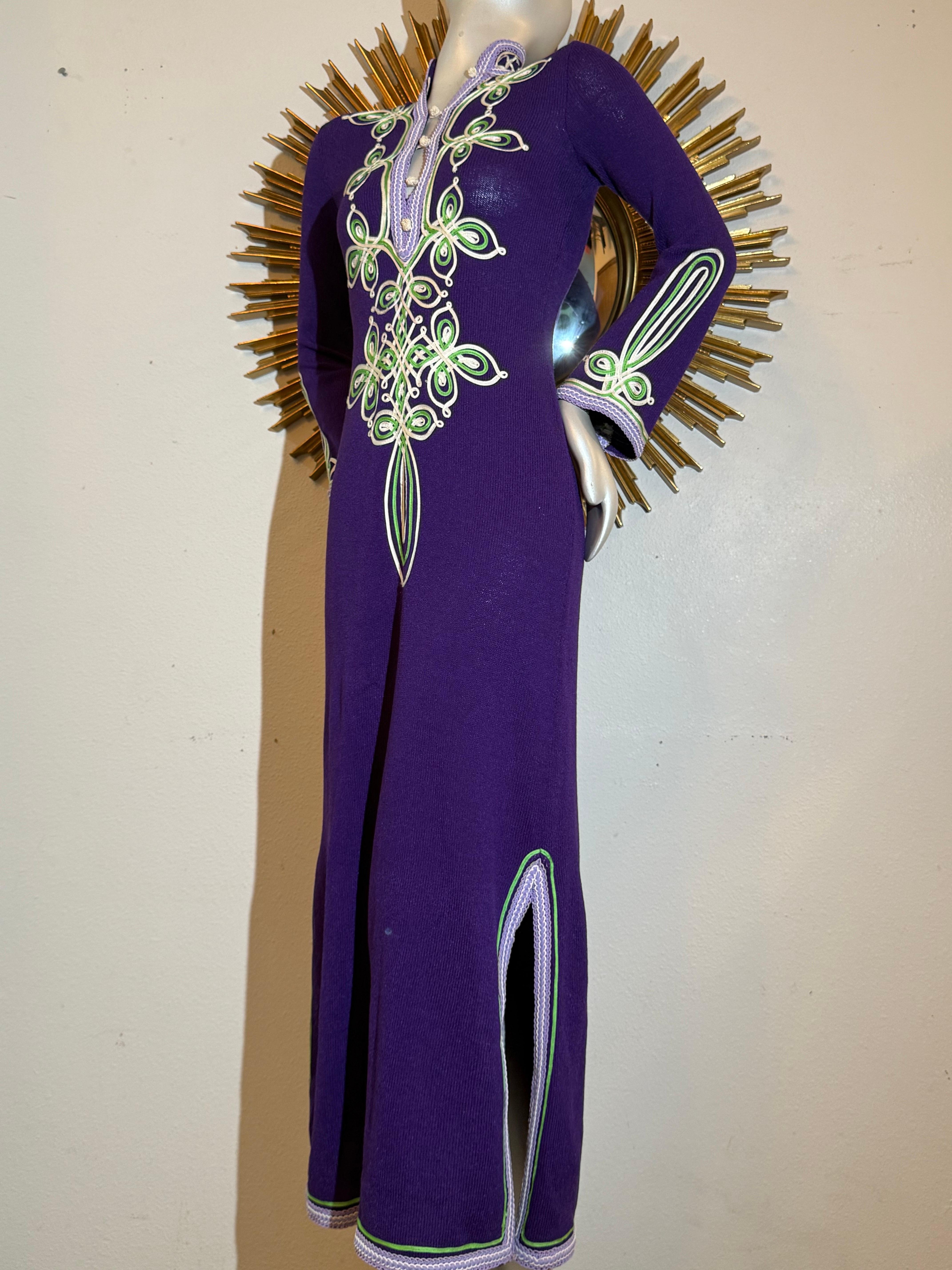 Caftano anni '70 di Adolfo in lana e rayon a doppia maglia di colore viola reale con intrecci di nastri: Maxi lunghezza snella e aderente al corpo, con colletto in stile marocchino e rifiniture a trecce verdi e bianche su tutta la superficie.