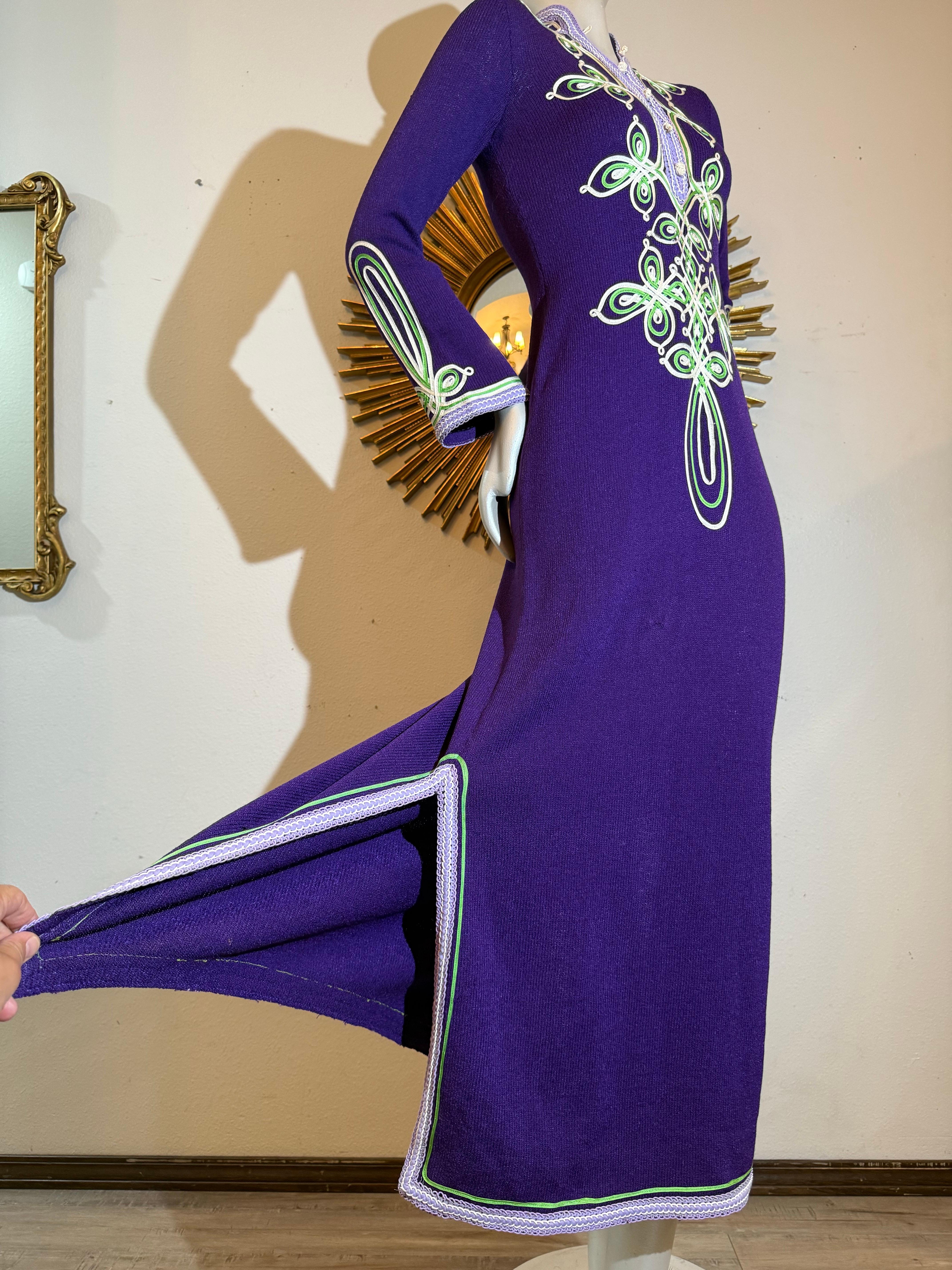 Viola Caftano anni '70 di Adolfo a doppia maglia in lana e rayon viola reale con intrecci a nastro in vendita