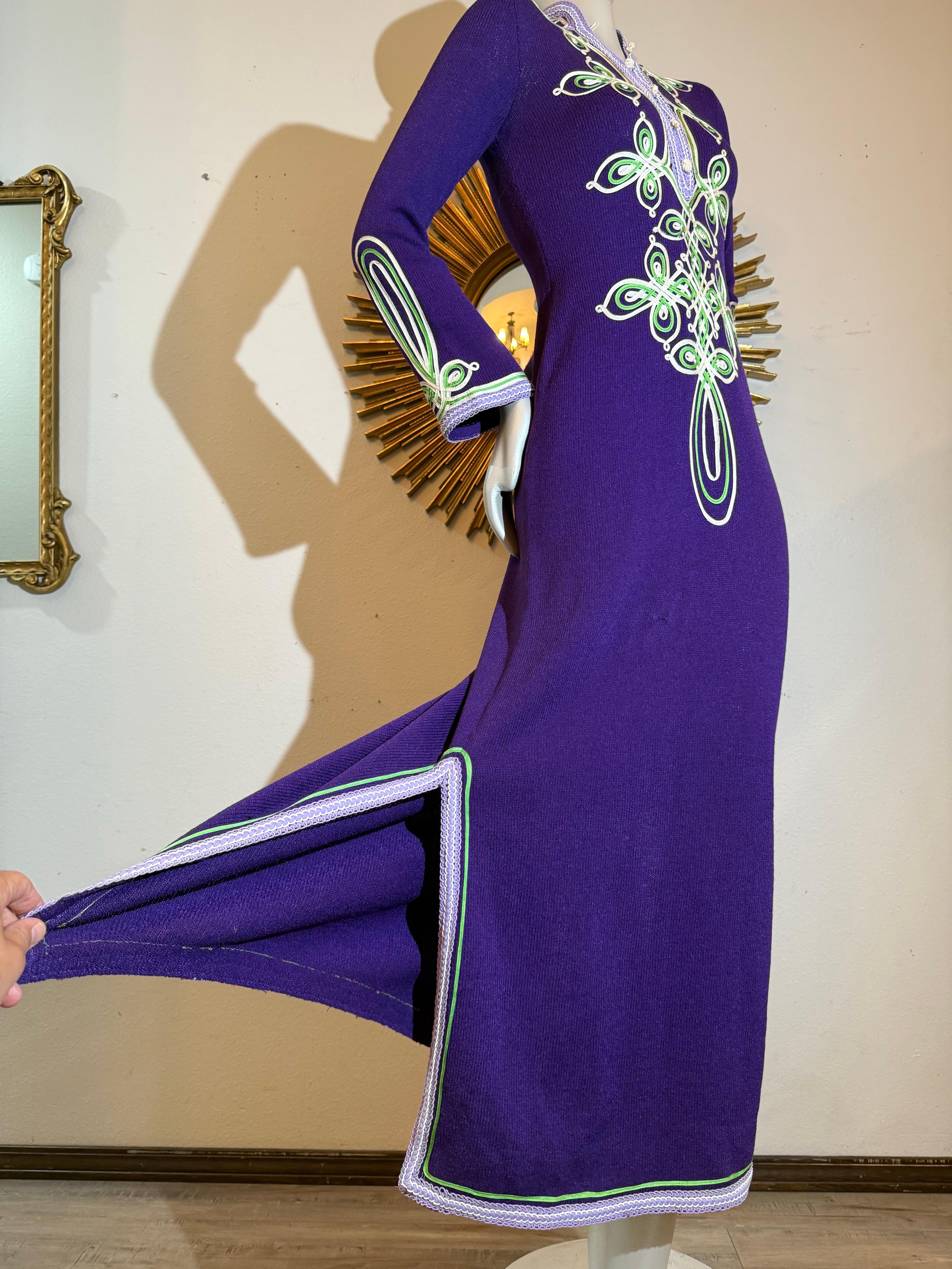 Caftano anni '70 di Adolfo a doppia maglia in lana e rayon viola reale con intrecci a nastro in vendita 1