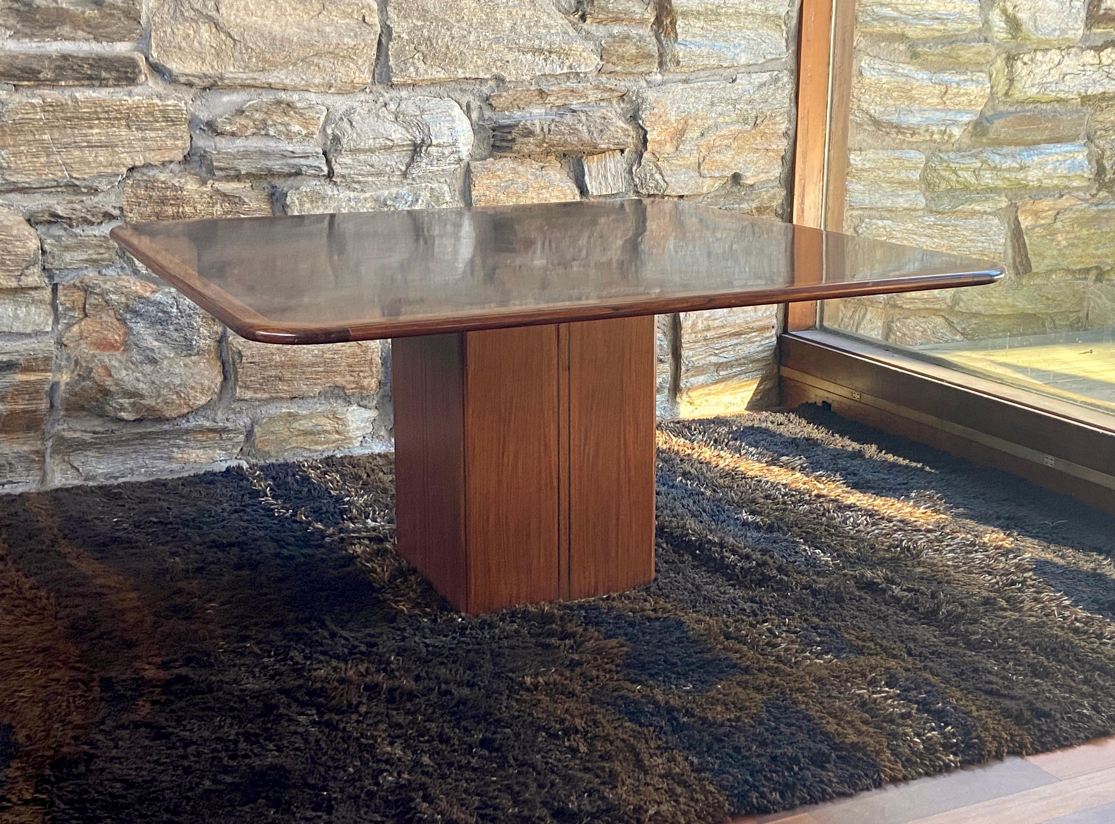Superbe table de salle à manger en ronce de noyer sombre Tobia et Afra Scarpa Artona des années 1970, réalisée pour Maxalto. Un modèle carré inhabituel, mesurant 55