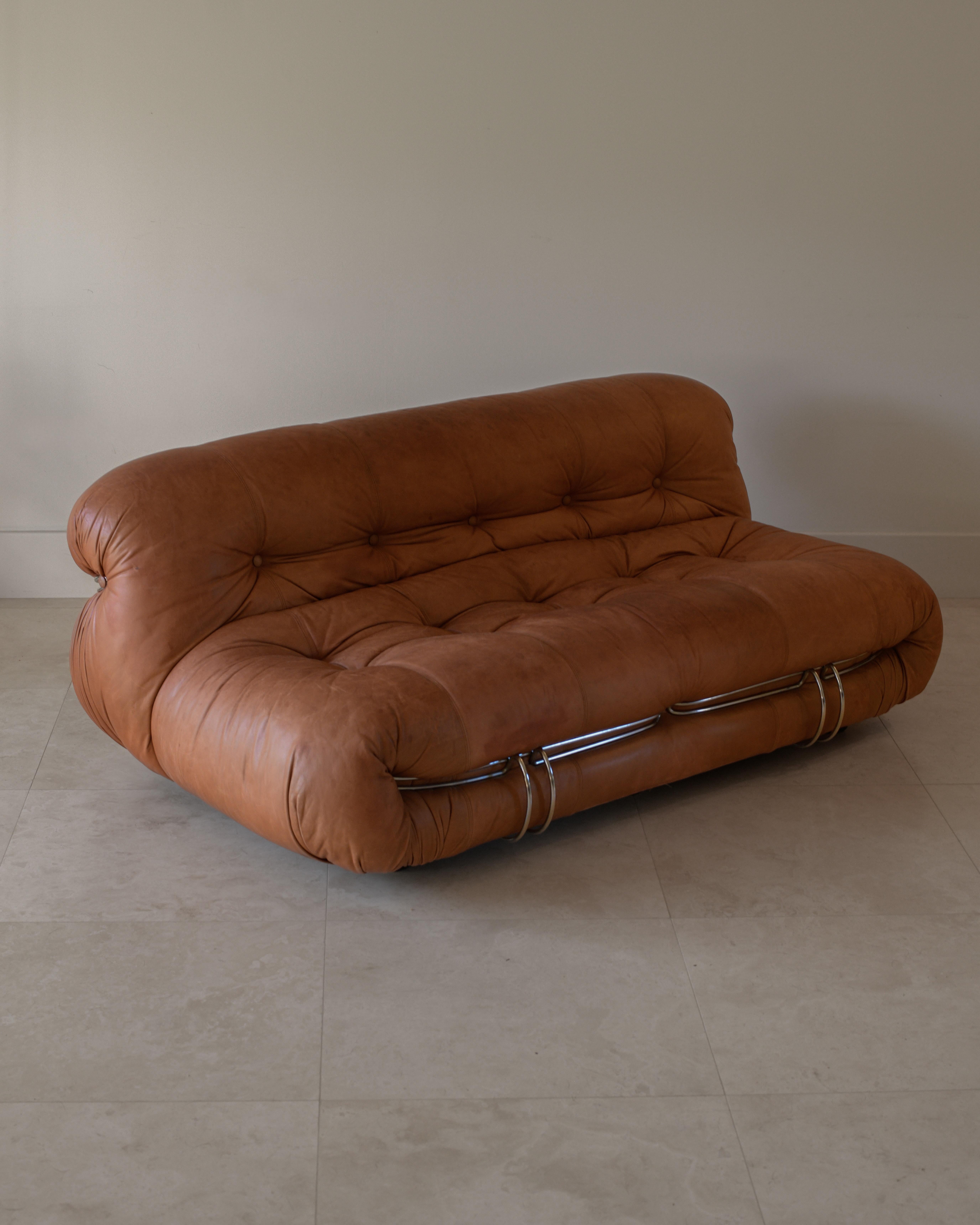Magnifique canapé Soriana d'Afra et Tobia Scarpa des années 1970 pour Cassina, Italie. 

La sellerie en cuir orange brûlé présente une belle patine d'âge. Aussi confortable que remarquable, il constitue une valeur ajoutée garantie pour les
