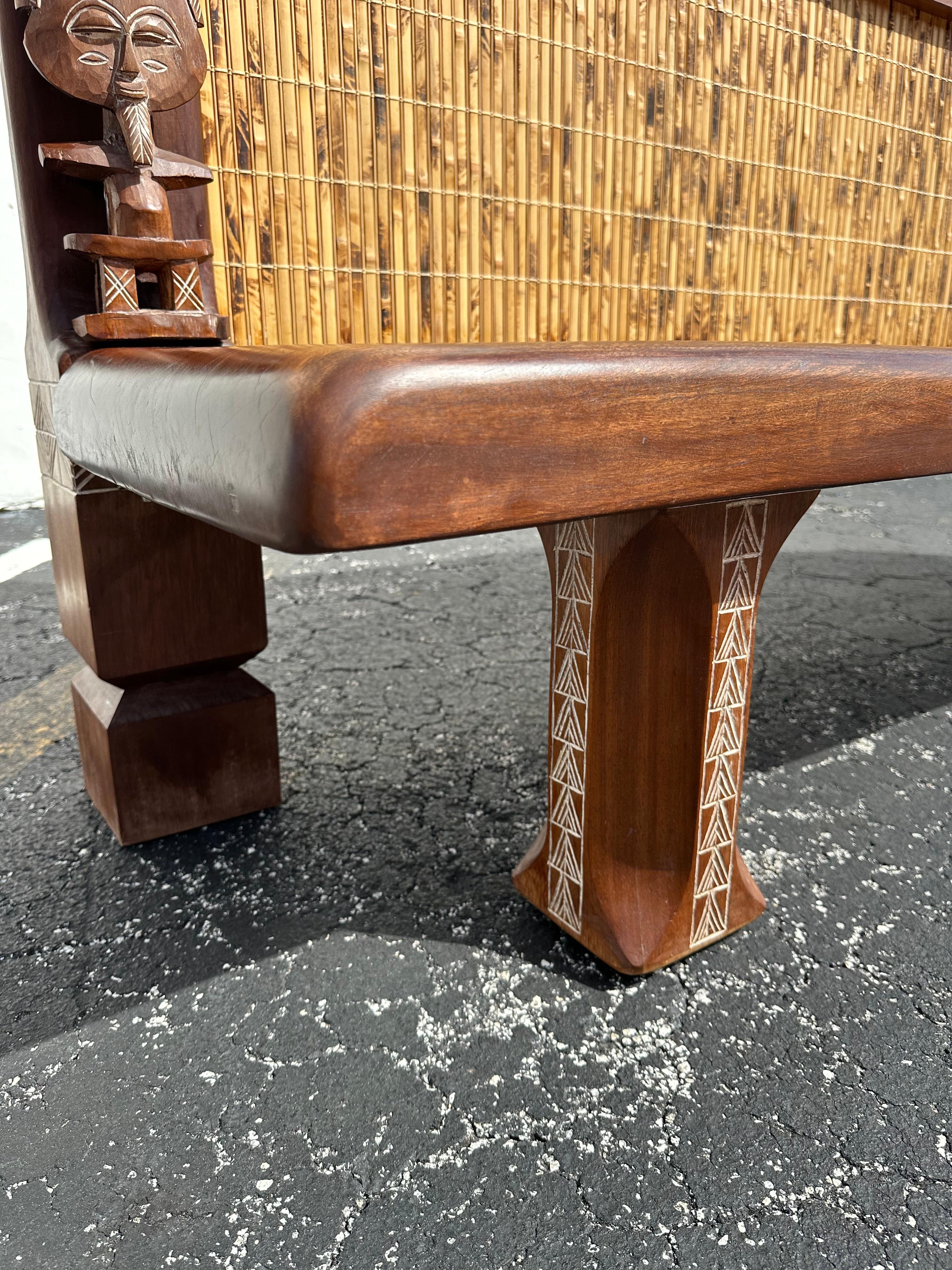 Afrikanische geschnitzte Holzmasken Bambus-Sofa, Große Bank, 1970er Jahre im Angebot 7