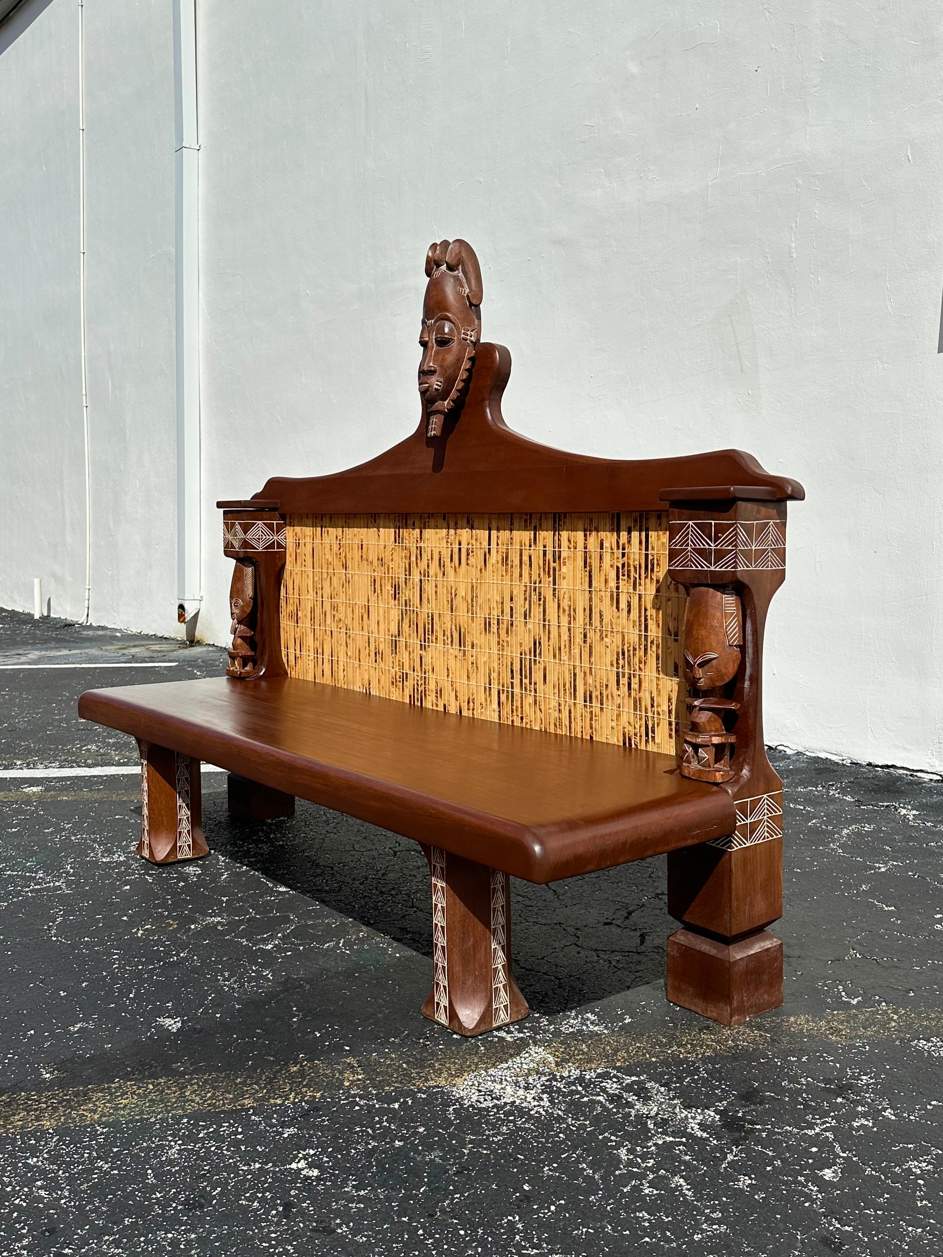 Afrikanische geschnitzte Holzmasken Bambus-Sofa, Große Bank, 1970er Jahre im Zustand „Gut“ im Angebot in Fort Lauderdale, FL
