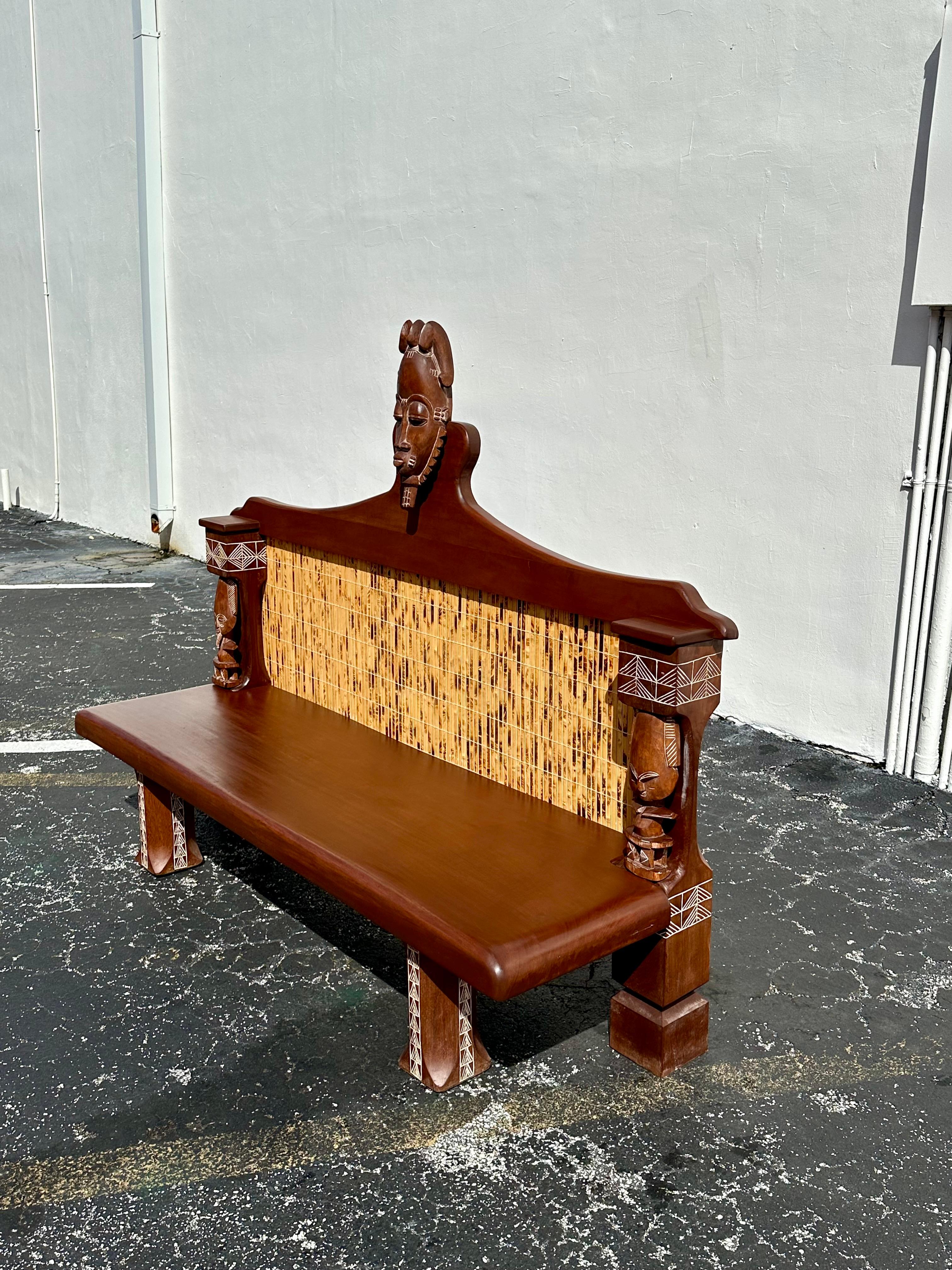 Afrikanische geschnitzte Holzmasken Bambus-Sofa, Große Bank, 1970er Jahre im Angebot 1