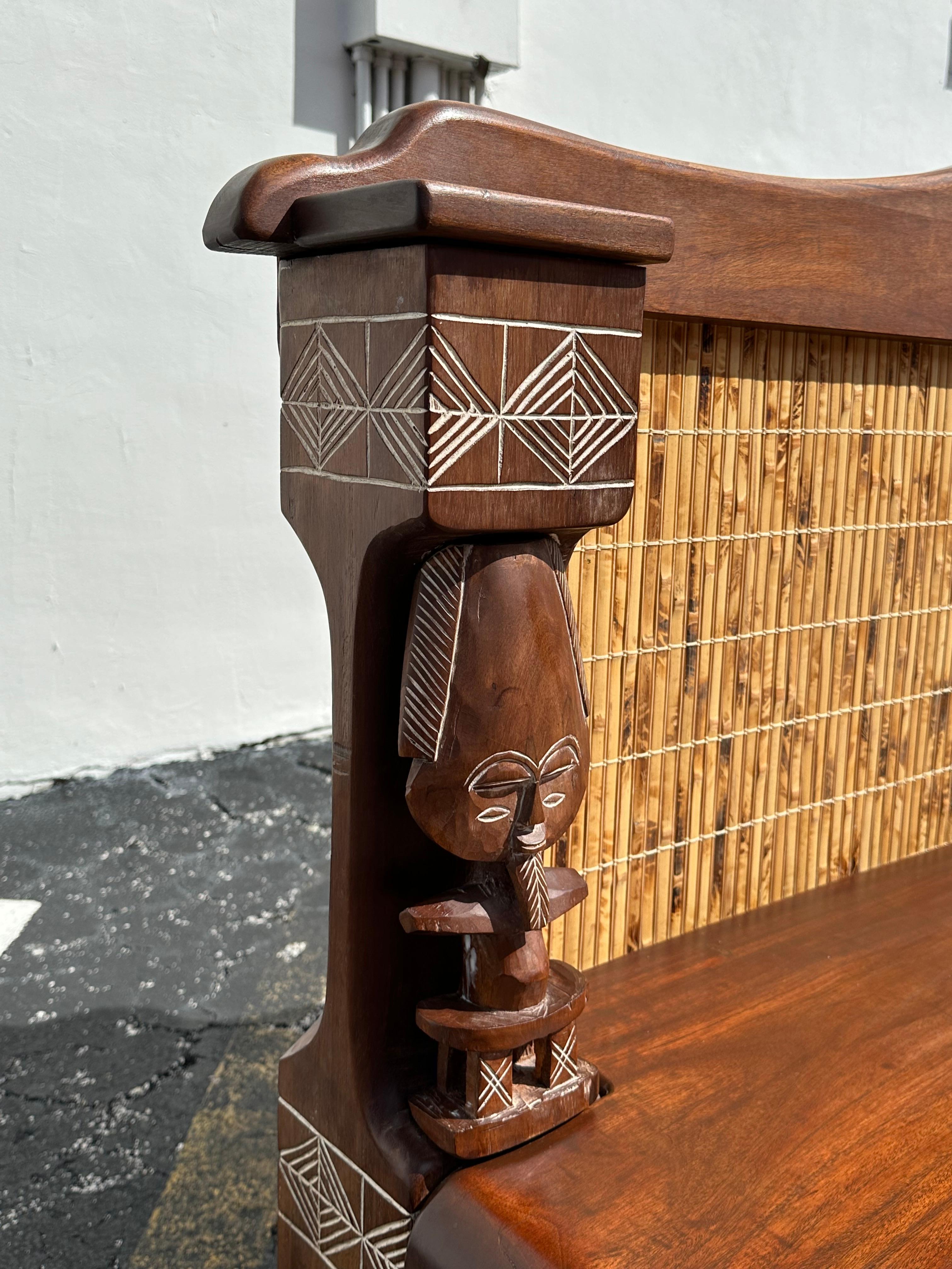 Afrikanische geschnitzte Holzmasken Bambus-Sofa, Große Bank, 1970er Jahre im Angebot 2