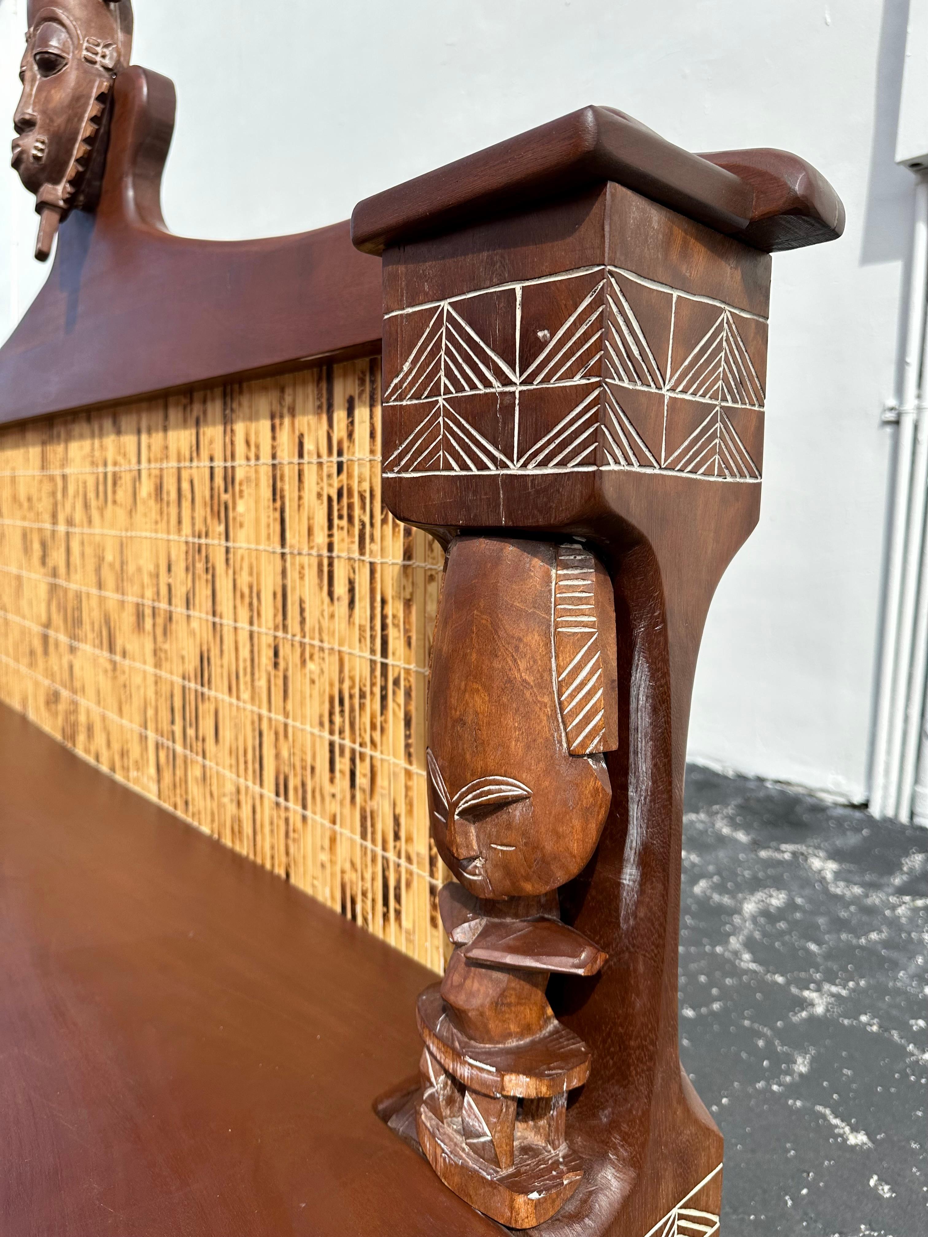 Afrikanische geschnitzte Holzmasken Bambus-Sofa, Große Bank, 1970er Jahre im Angebot 3