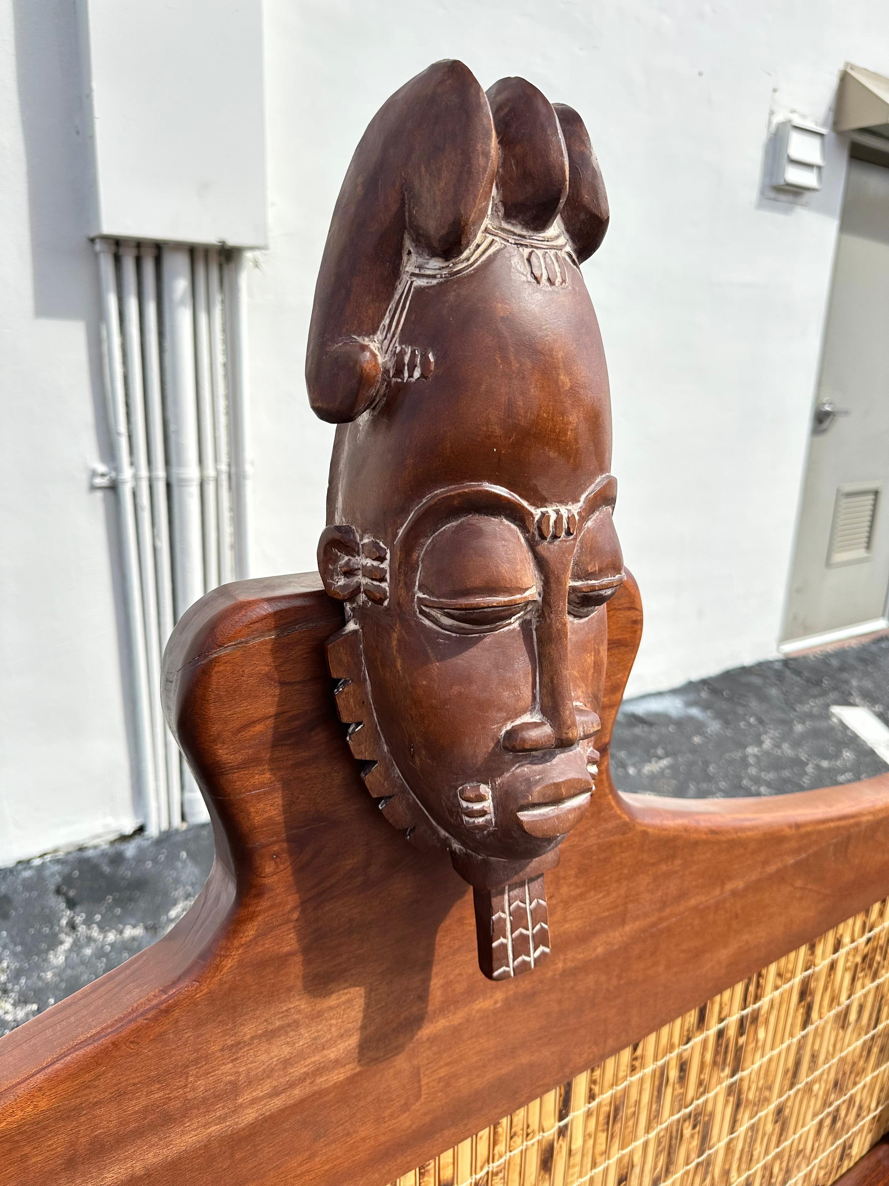 Afrikanische geschnitzte Holzmasken Bambus-Sofa, Große Bank, 1970er Jahre im Angebot 4