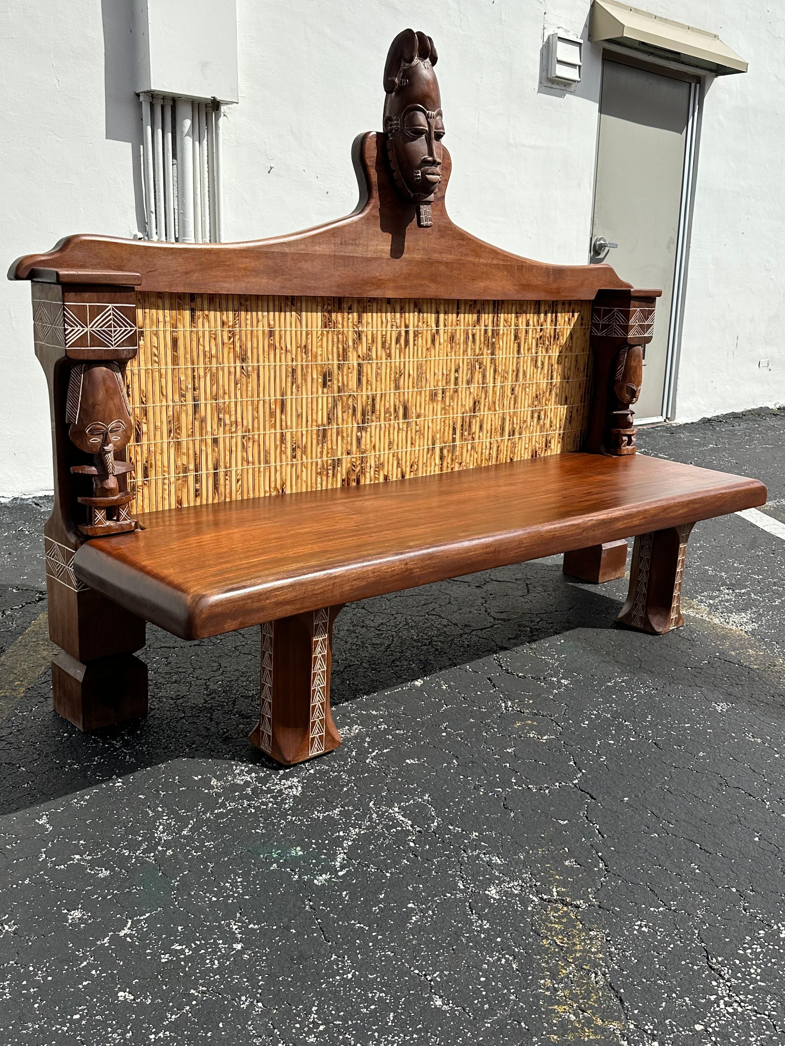 Afrikanische geschnitzte Holzmasken Bambus-Sofa, Große Bank, 1970er Jahre im Angebot 5