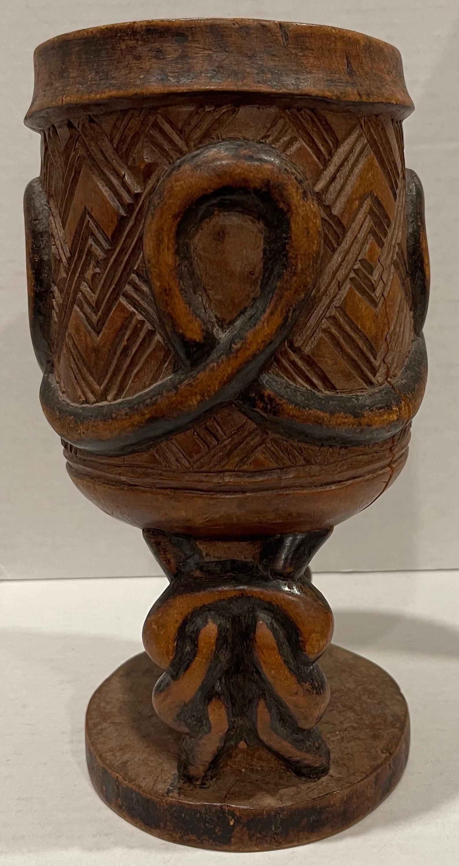 Tribal Coupe de cérémonie africaine en bois sculpté des années 1970 en vente