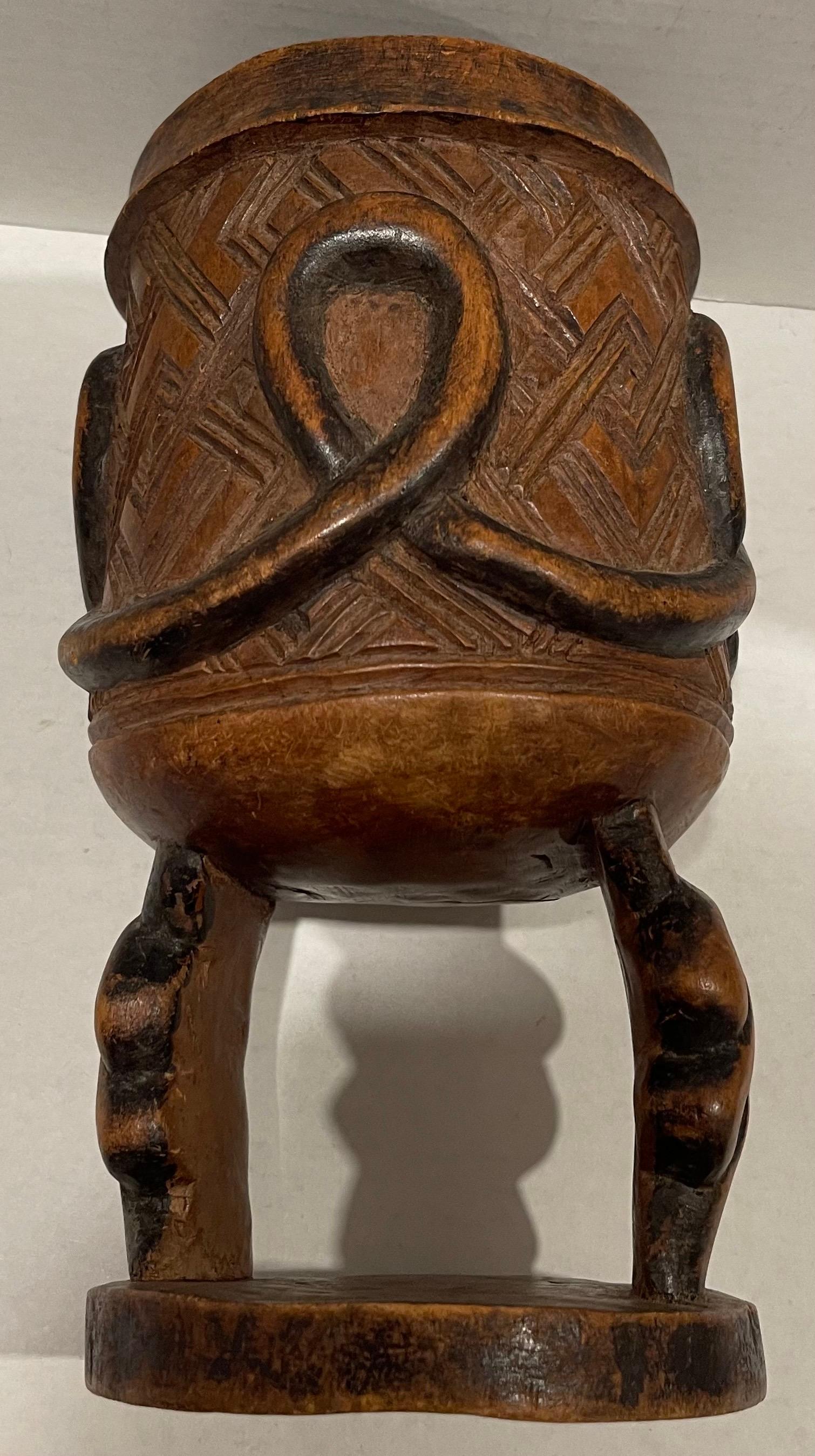 Coupe de cérémonie africaine en bois sculpté des années 1970 Bon état - En vente à Stamford, CT