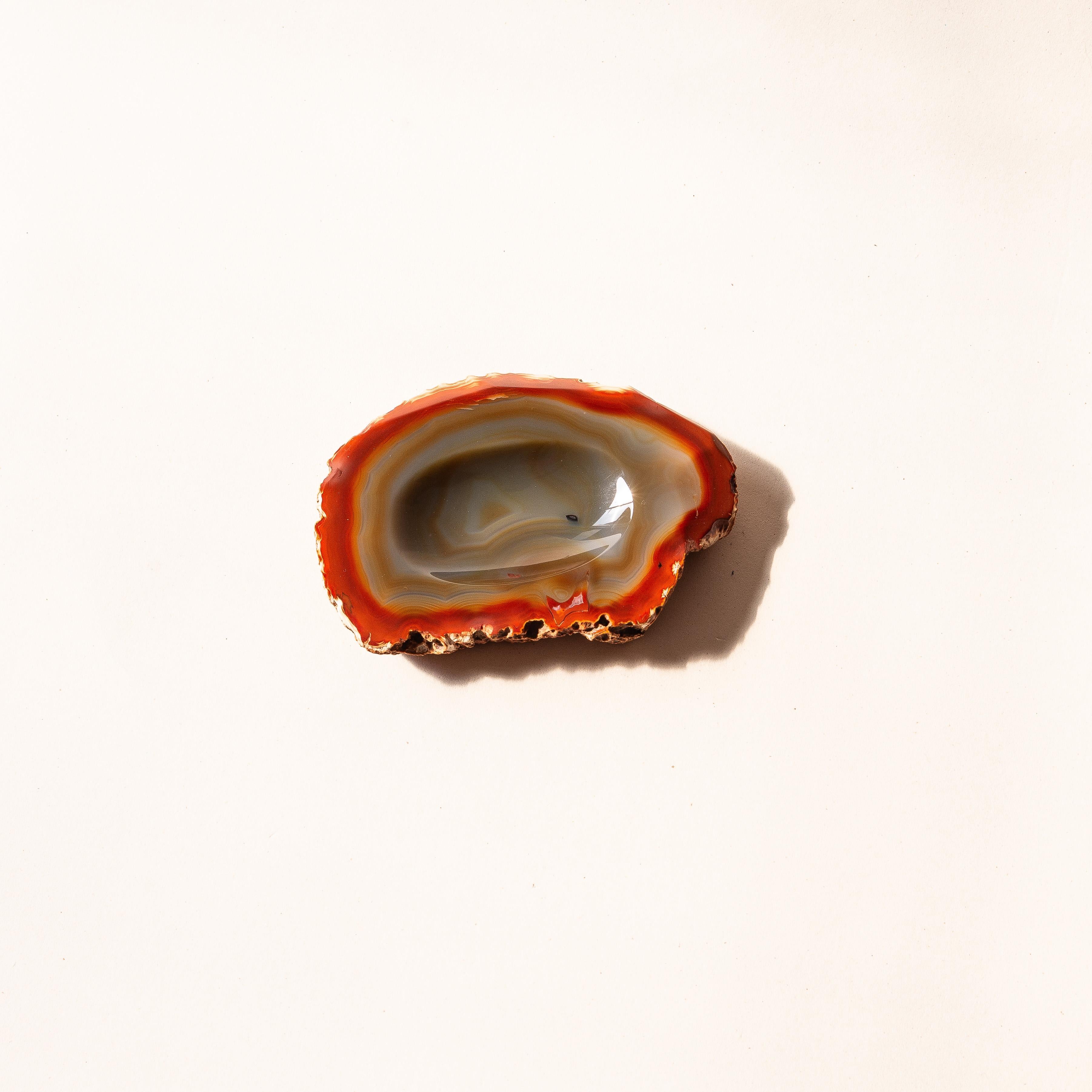 Bol attrape-tout orange et vert des années 1970 avec base en pierre brute

Vide-poche en agate.

Pièce décorative, parfaite pour contenir de petits objets tels que des bijoux, des clés ou des pièces de monnaie. 

Taillée et polie en forme d'ovale