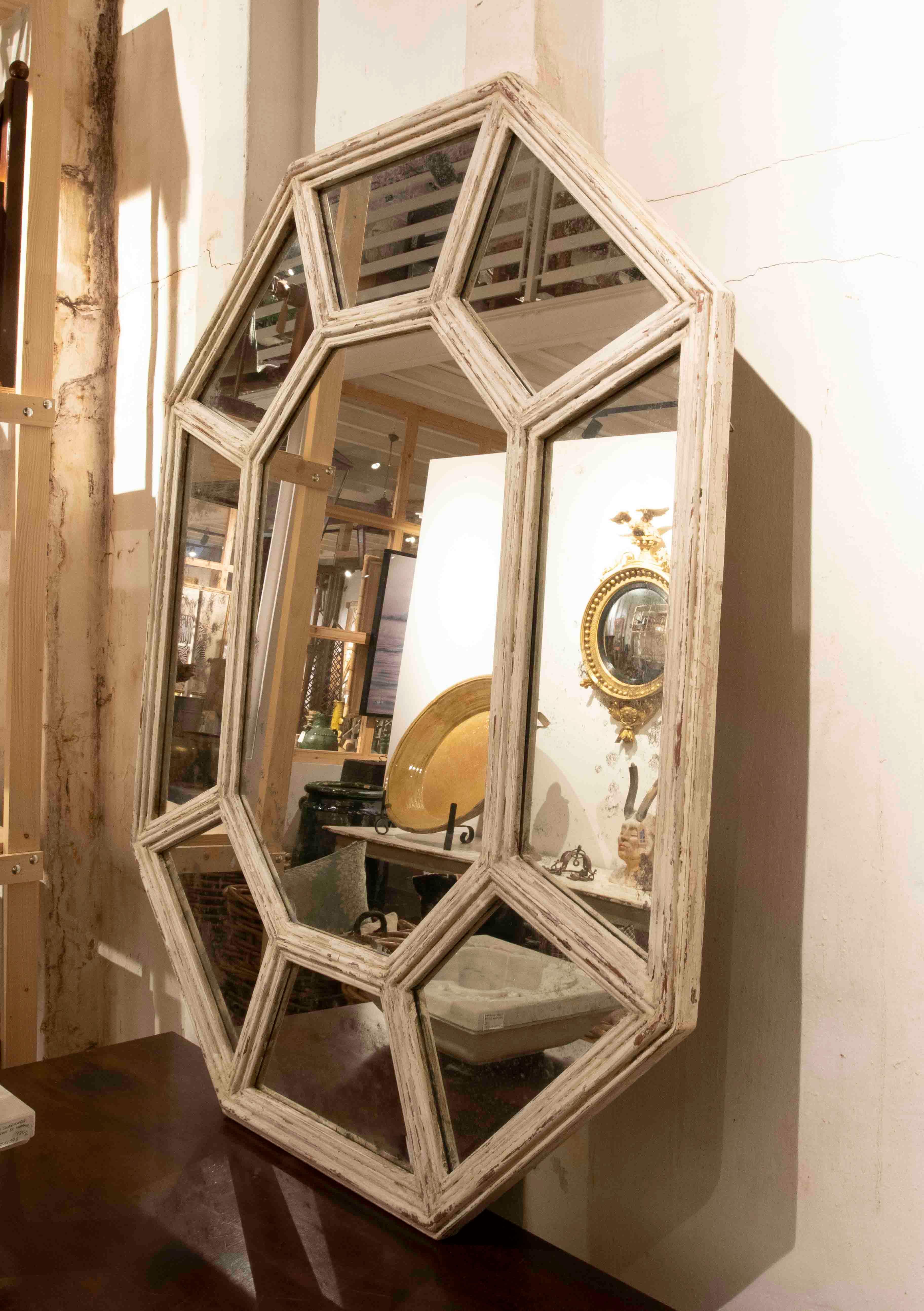 Spagnolo Specchio in legno invecchiato degli anni '70 verniciato di bianco in vendita