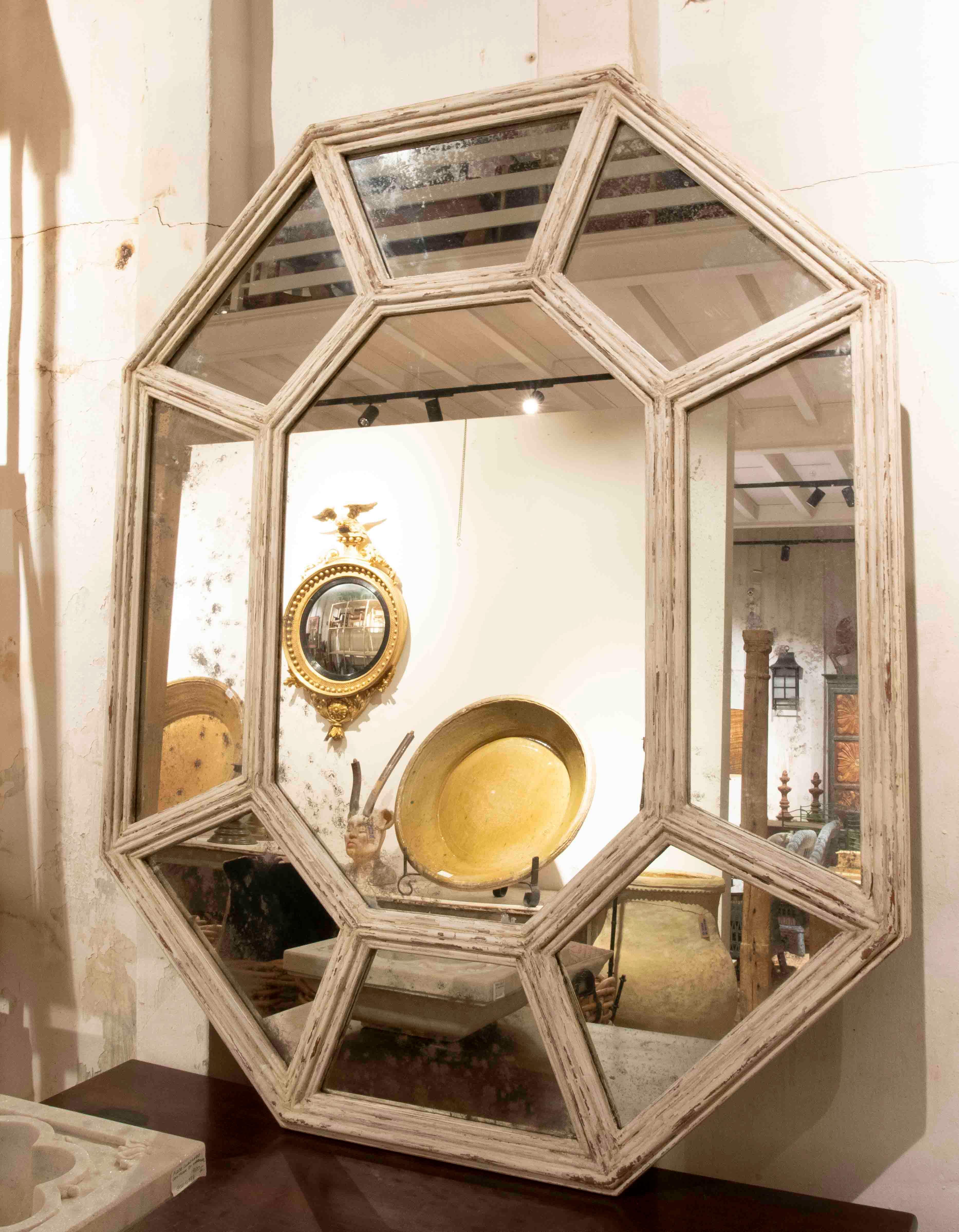 Specchio in legno invecchiato degli anni '70 verniciato di bianco In condizioni buone in vendita a Marbella, ES