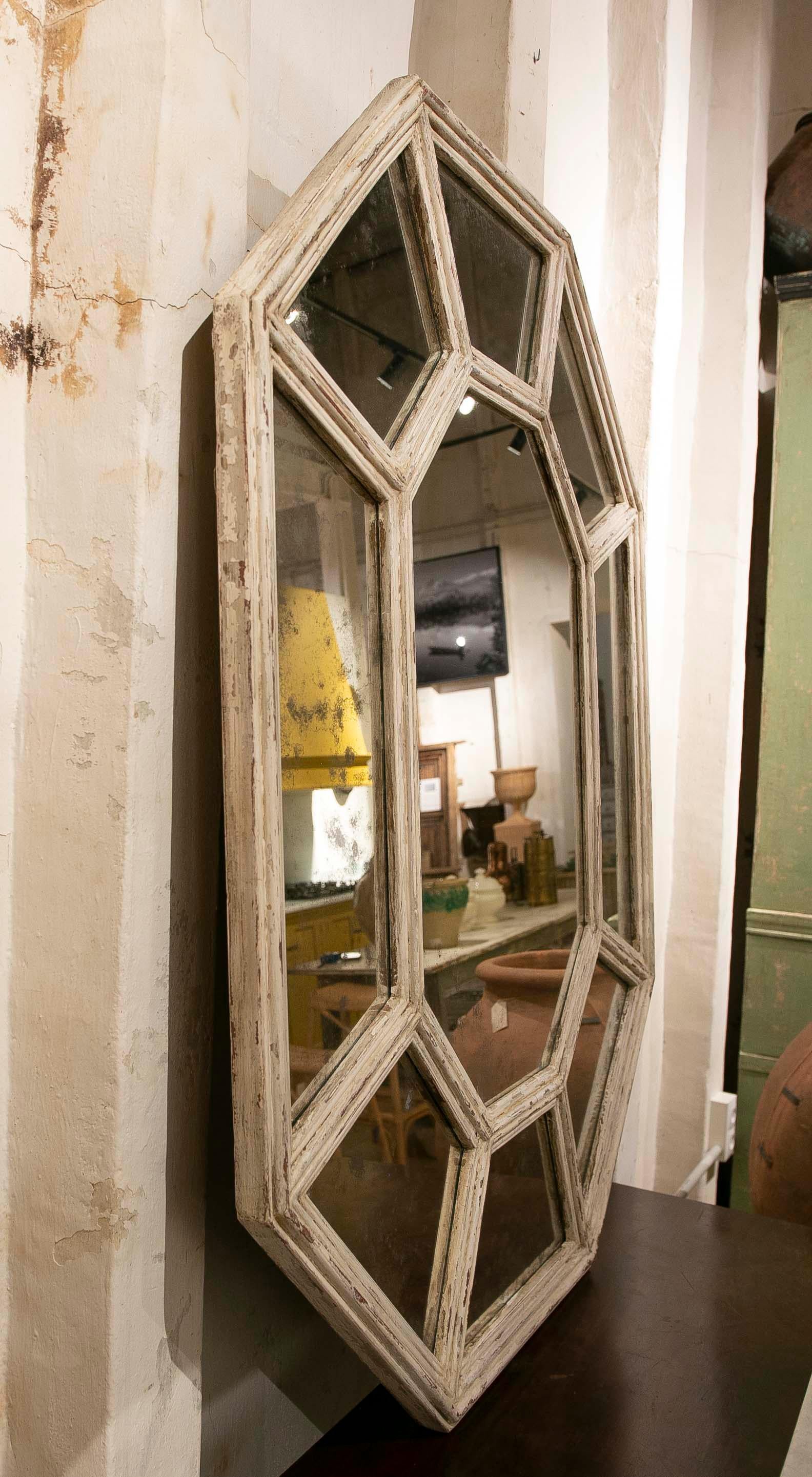 Specchio in legno invecchiato degli anni '70 verniciato di bianco in vendita 2