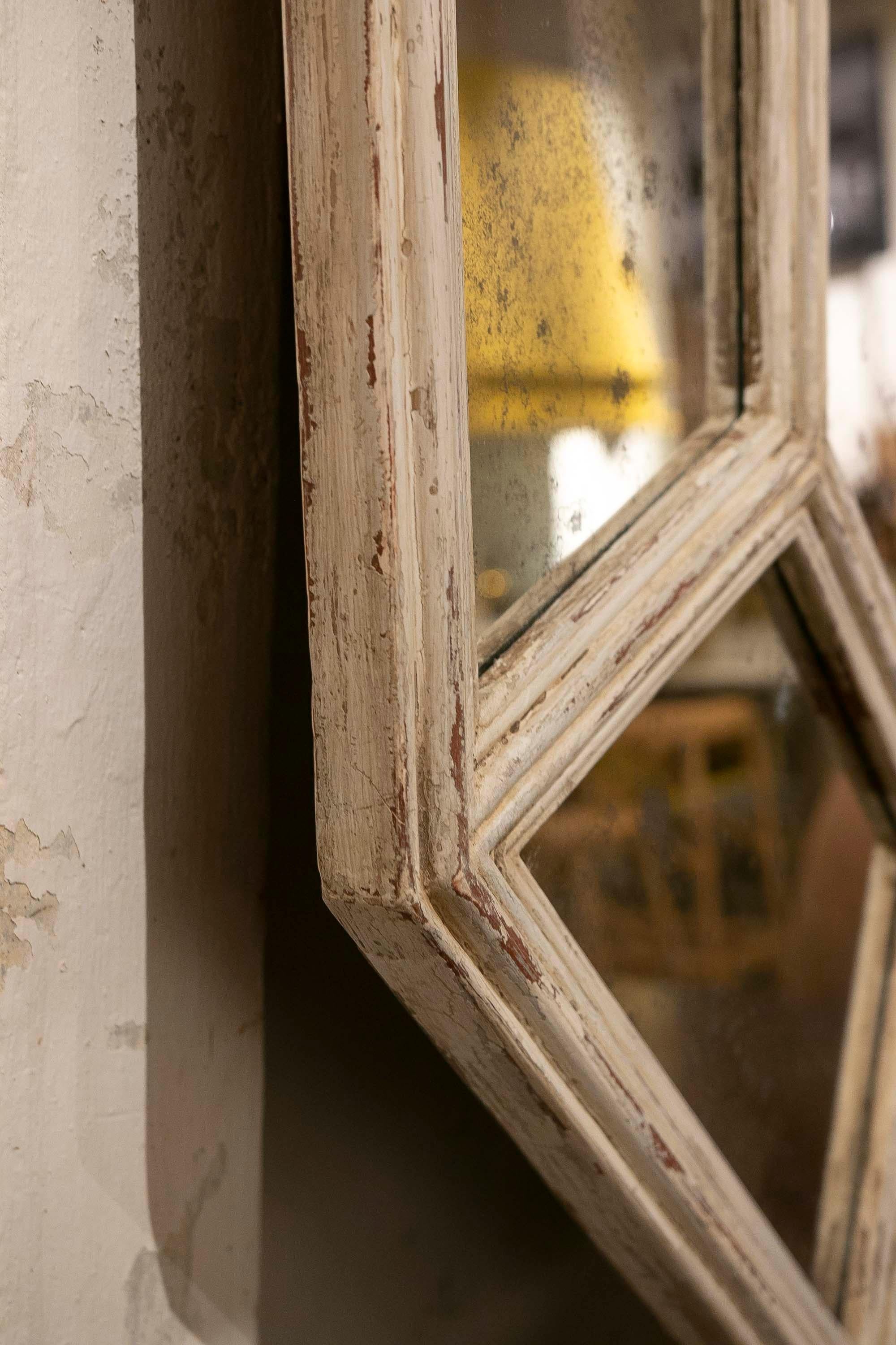 Specchio in legno invecchiato degli anni '70 verniciato di bianco in vendita 3