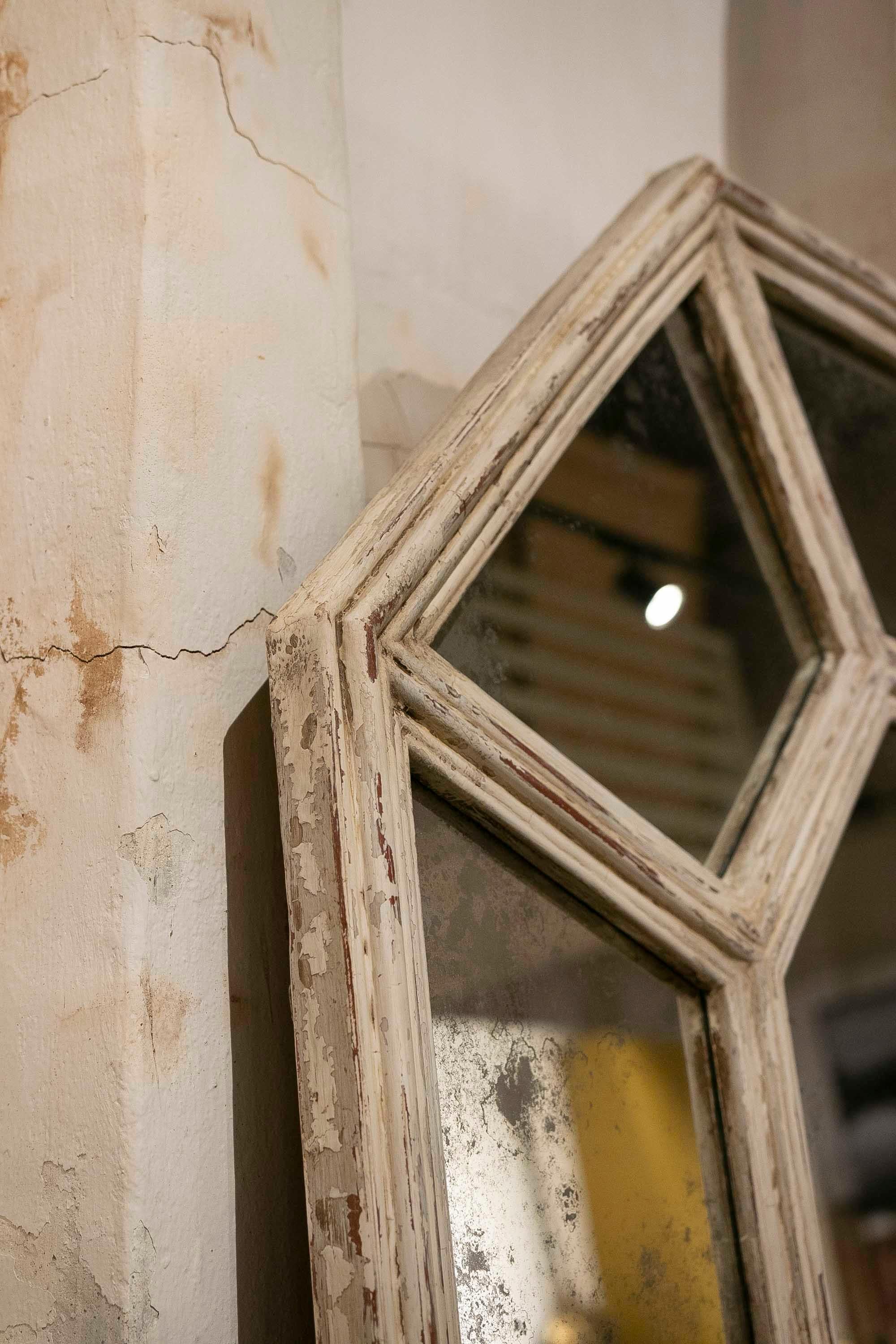 Specchio in legno invecchiato degli anni '70 verniciato di bianco in vendita 4