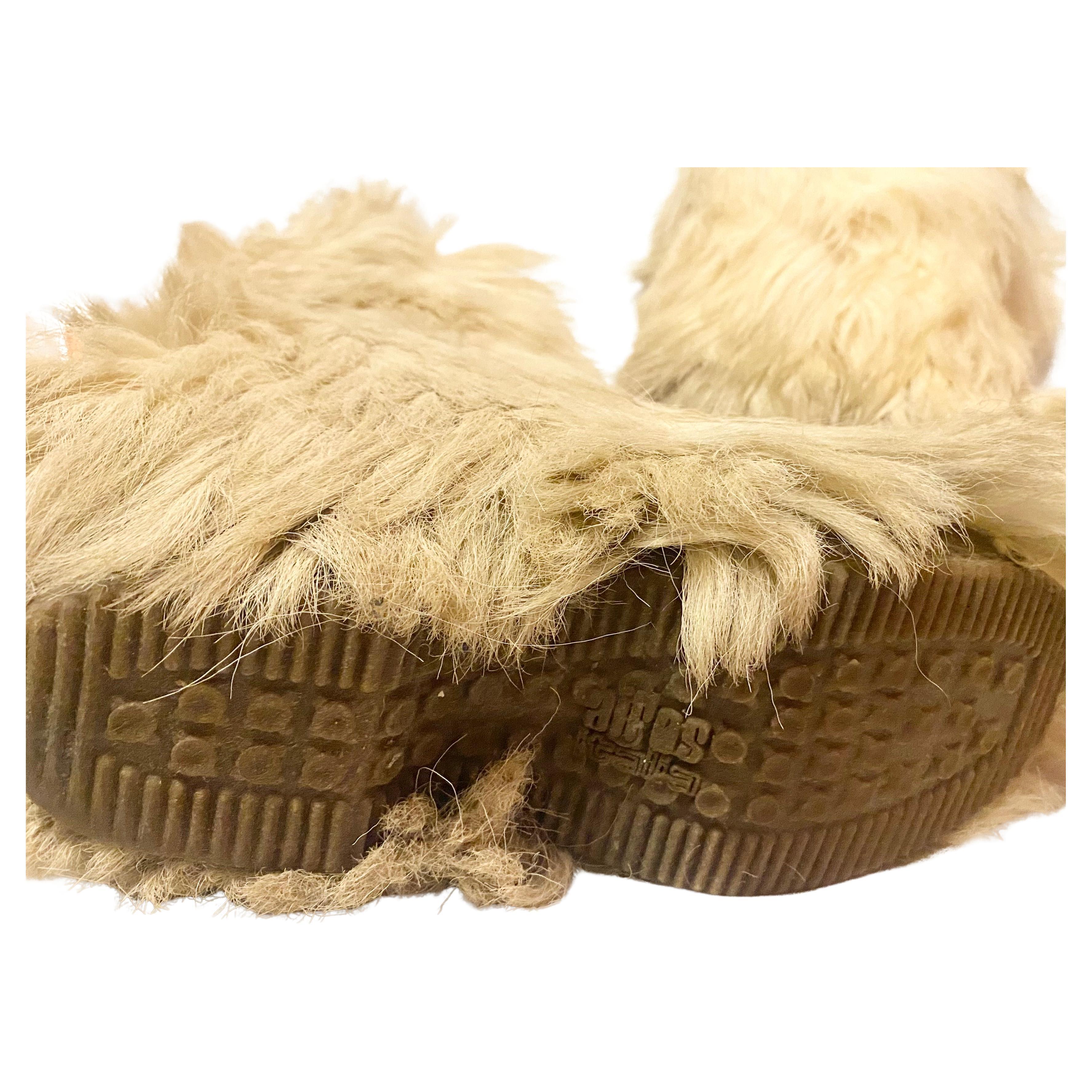 1970er Aifos Italia Pelzige Yeti Stiefel Capra Bianca Boxed, Mittlere Wade, Pull On Verschluss, Gummisohle 

Größe: 
UK-Schuhgröße 4,
EU-Schuhgröße 37

Zustand: 1970s,  in sehr gutem Vintage-Zustand, leichte Gebrauchsspuren, Originalverpackung 

