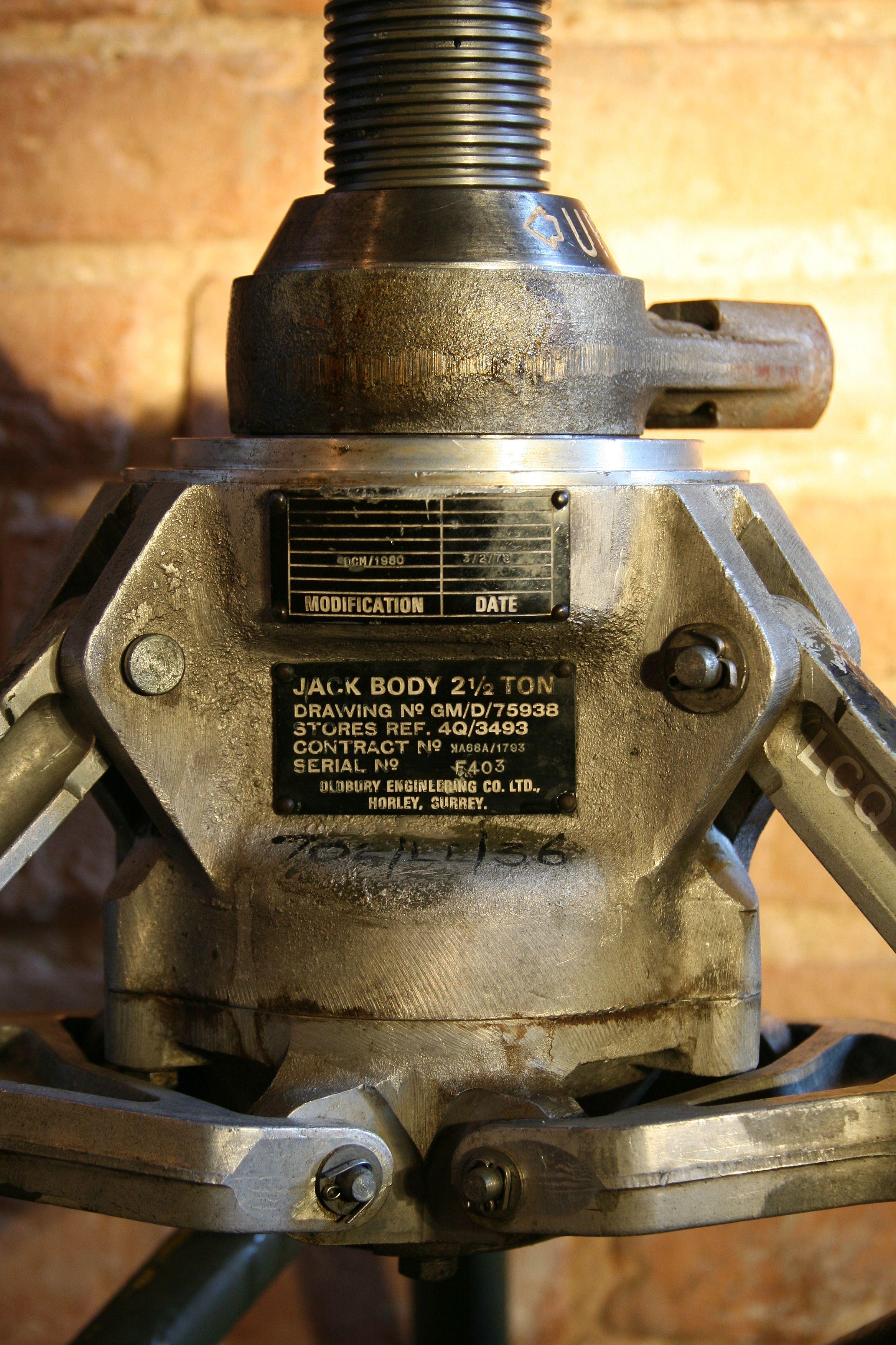English 1970s Air hydraulic aircraft jack, 2.5T For Sale