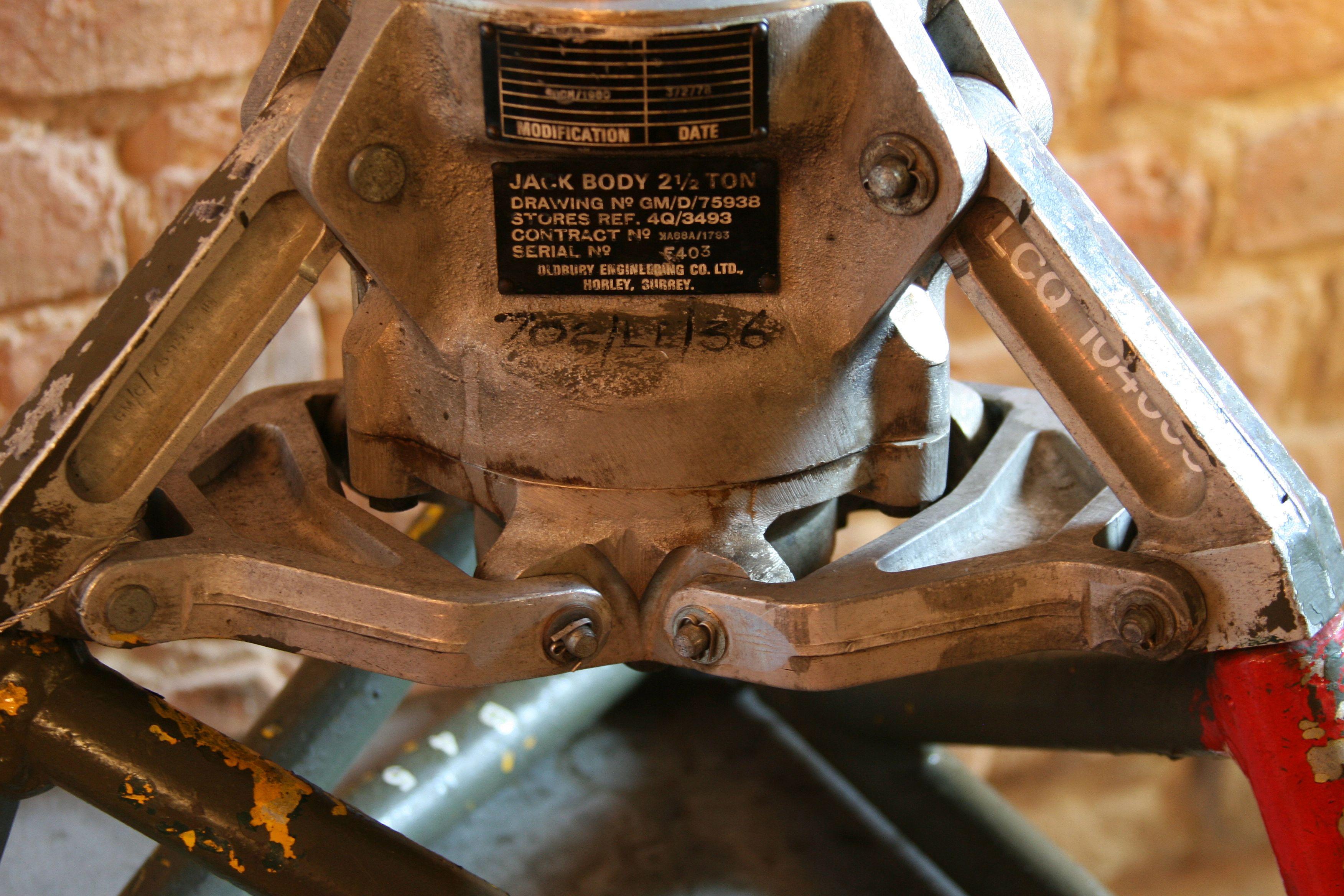 Steel 1970s Air hydraulic aircraft jack, 2.5T For Sale