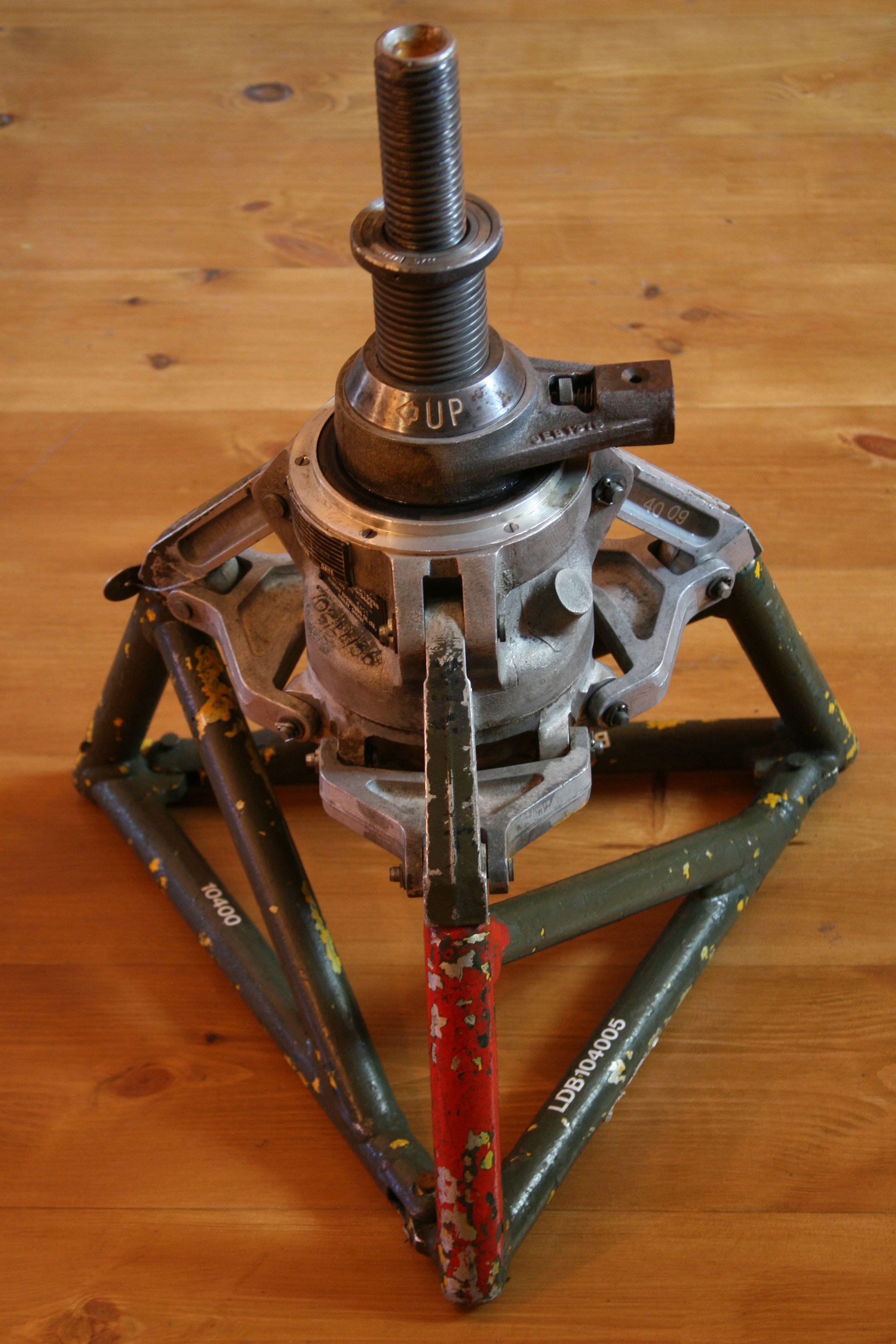 1970s Air hydraulic aircraft jack, 2.5T For Sale 1
