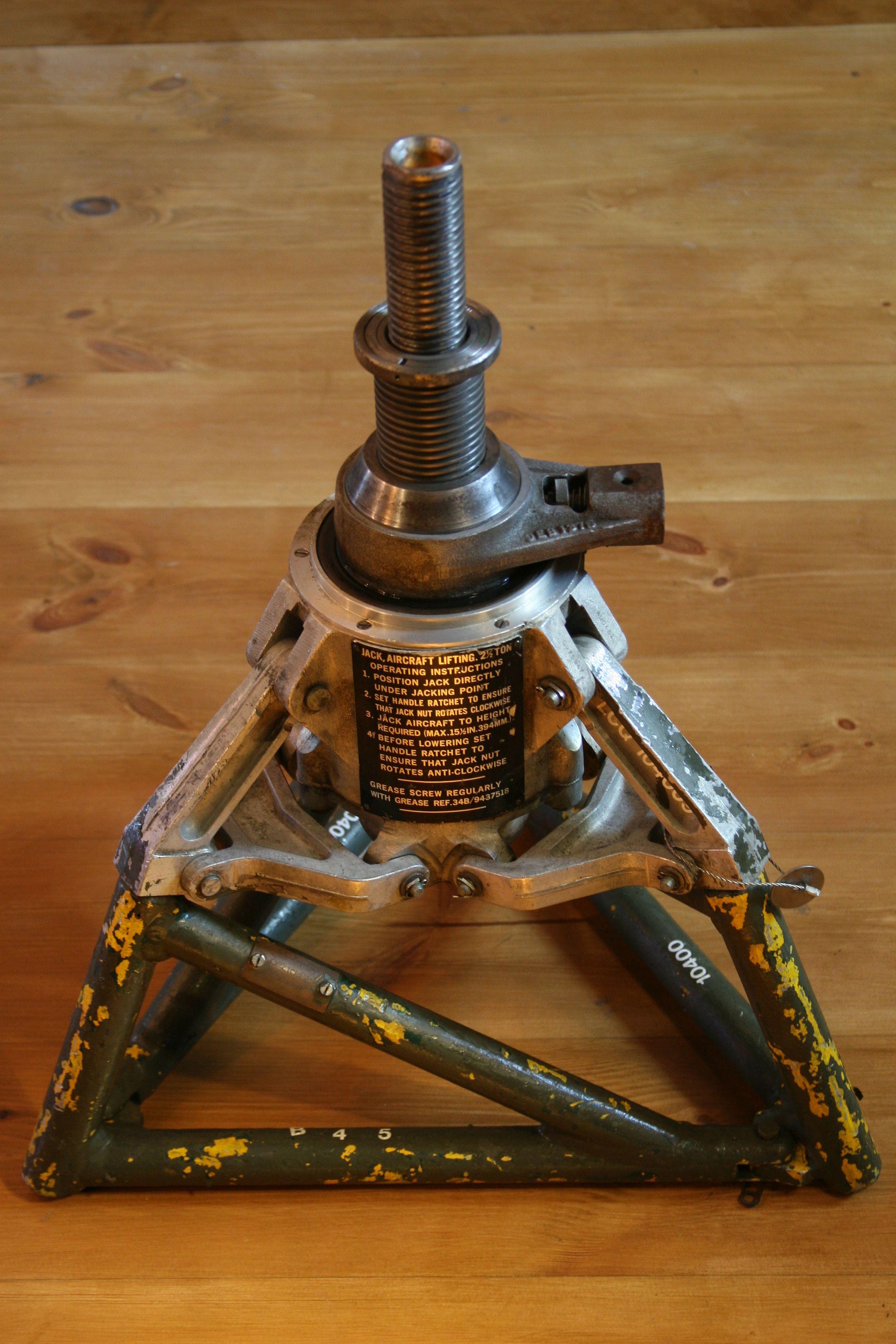 1970s Air hydraulic aircraft jack, 2.5T For Sale 2