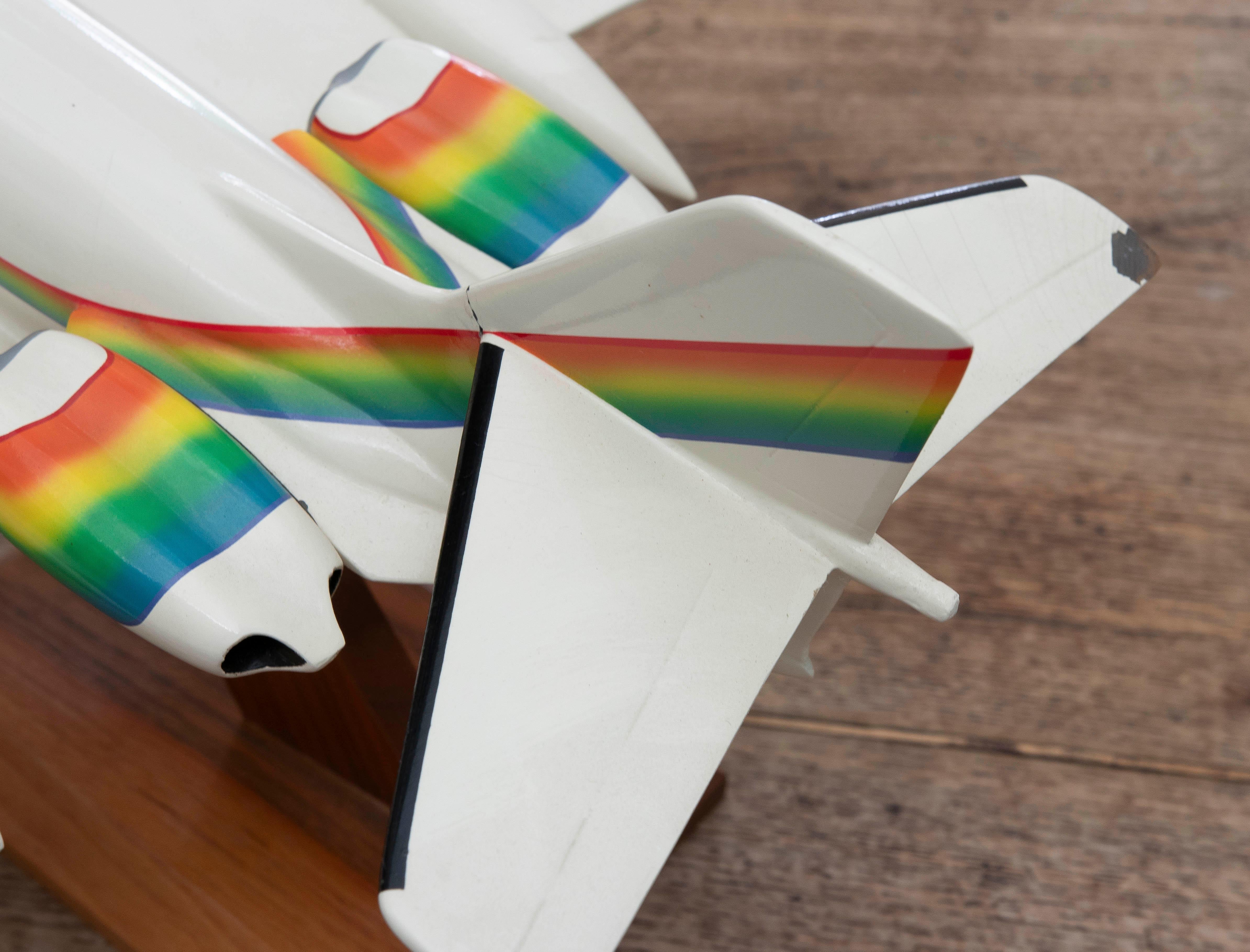 Modèle d'avion des années 1970 en résine laquée de la Maison Micro West INC en vente 4