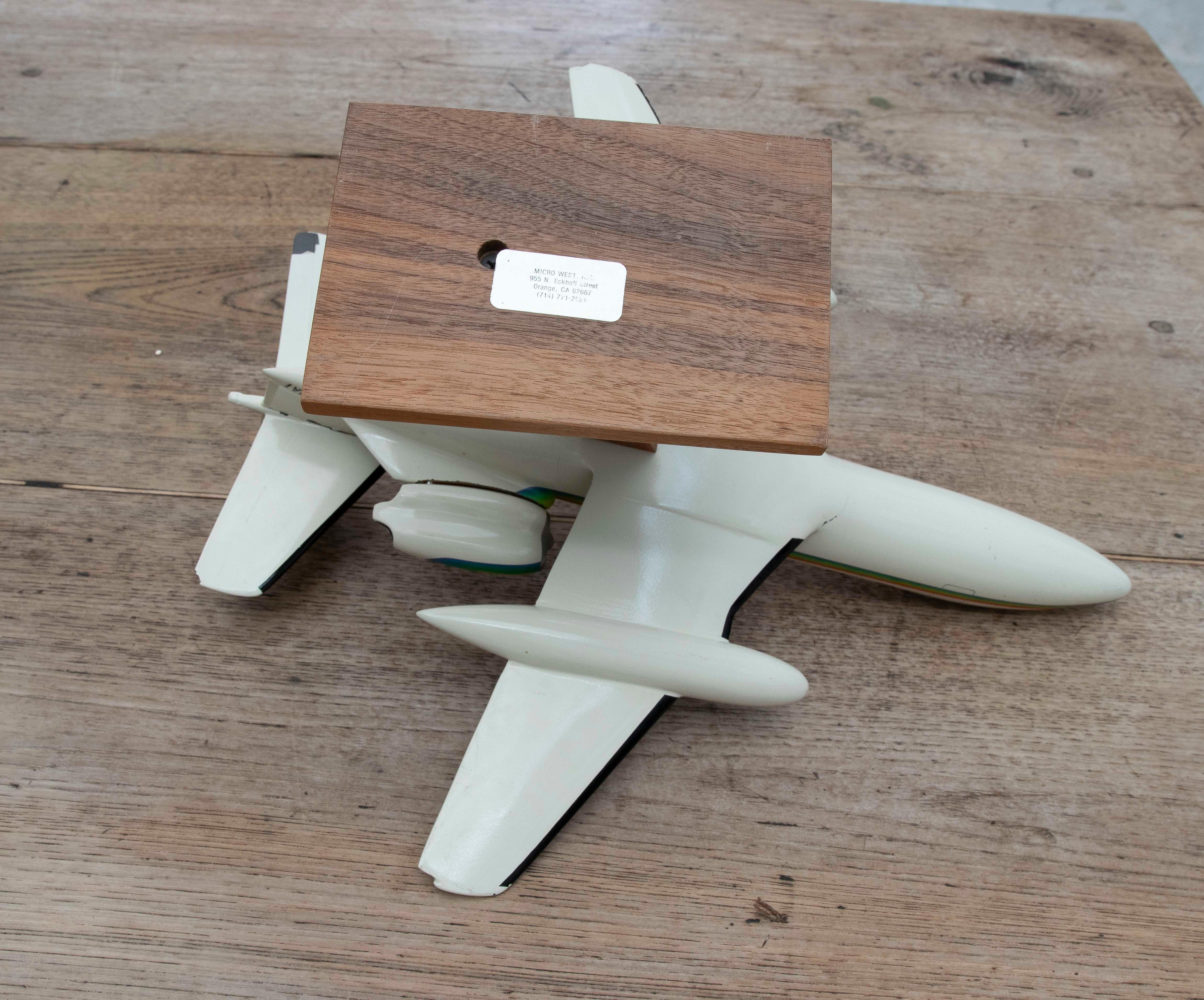 Modèle d'avion des années 1970 en résine laquée de la Maison Micro West INC en vente 7