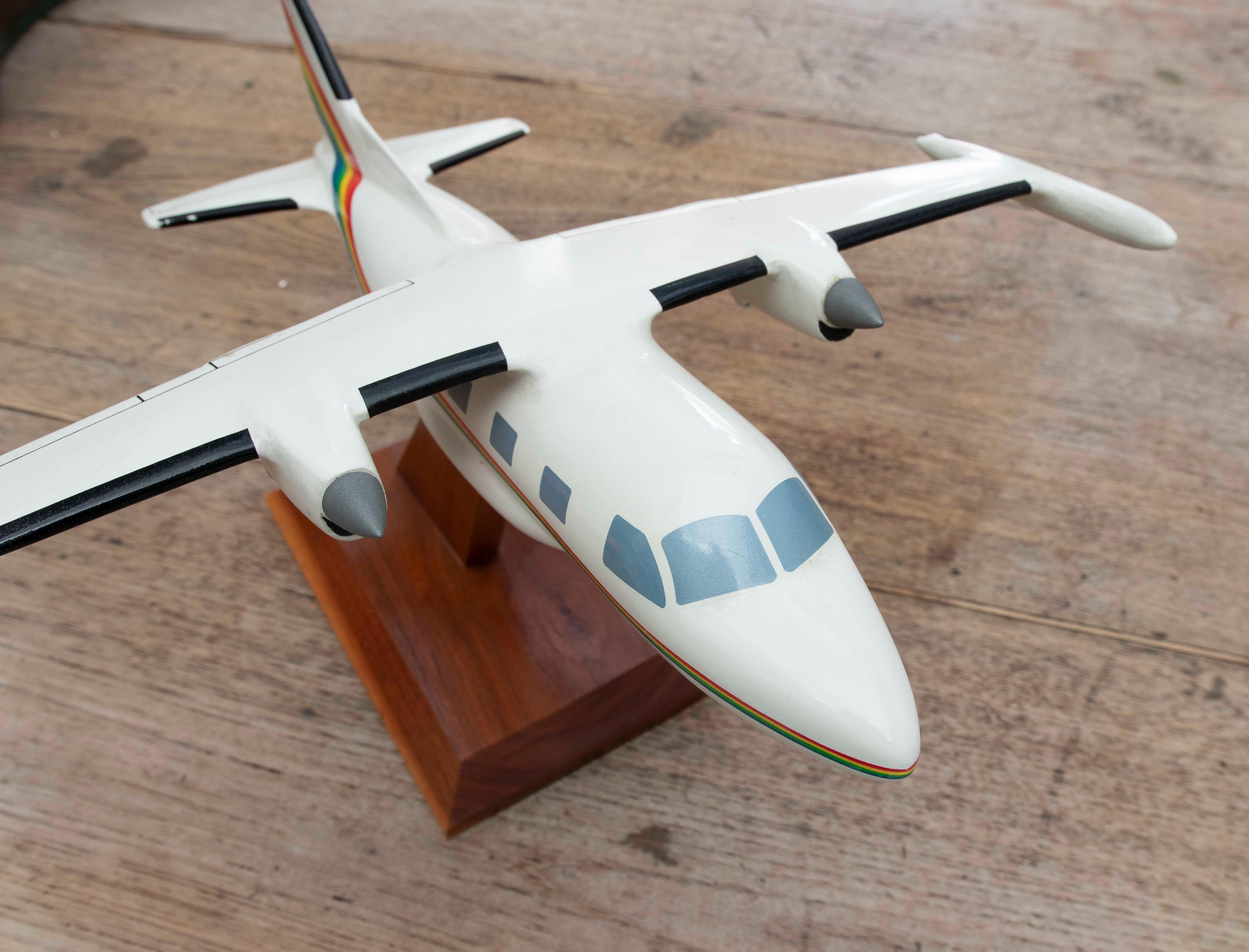 Modèle d'avion des années 1970 en résine laquée de la Maison Micro West INC en vente 2