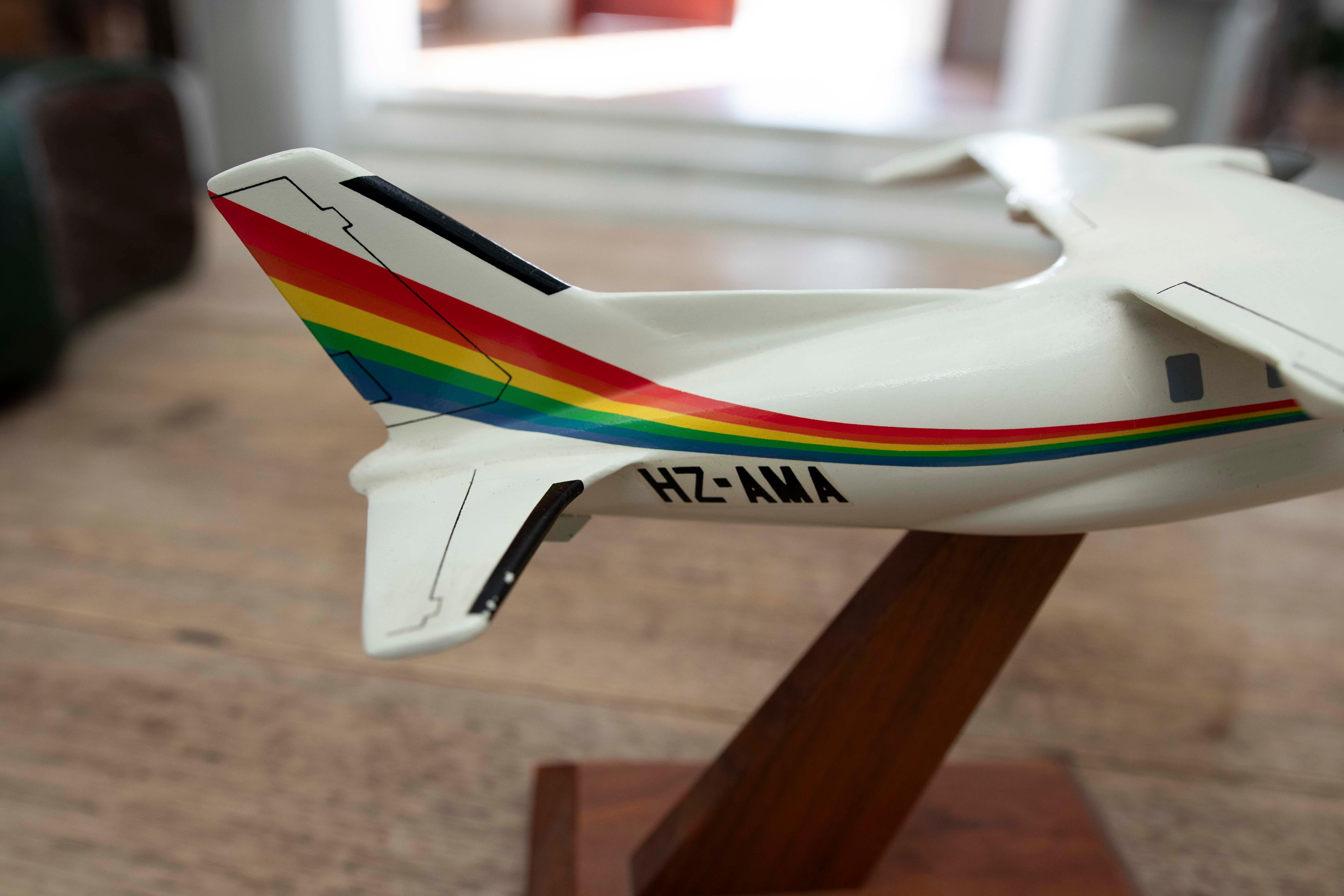 Modèle d'avion des années 1970 en résine laquée de la Maison Micro West INC en vente 3