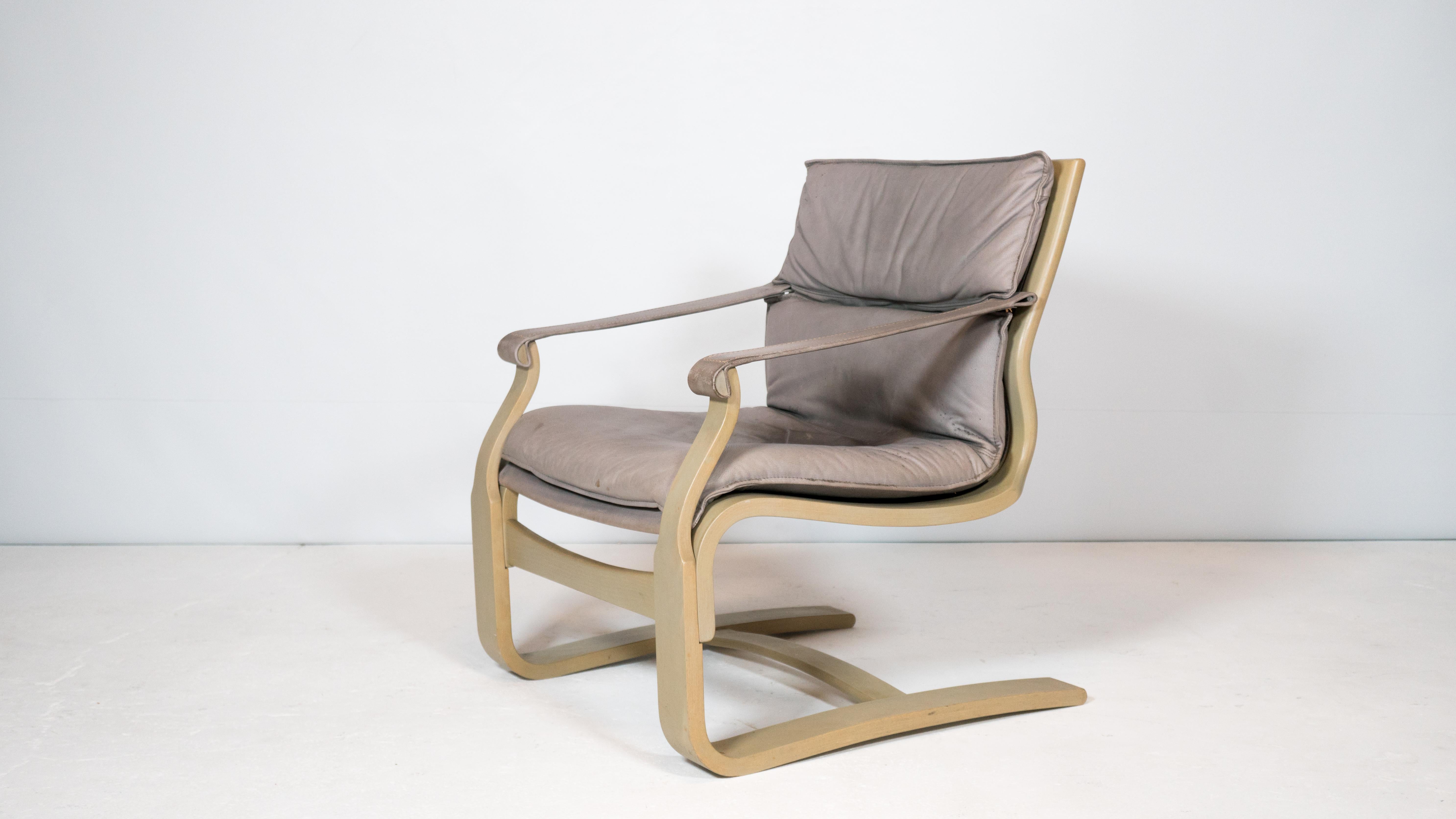 Chaise longue Ake Fribytter pour Nelo Möbel en Suède, vers les années 1970. Le cadre en bois courbé sculpté offre une certaine flexibilité, créant un rebond agréable lorsque l'on s'assoit. Coussin (amovible) et accoudoirs en cuir rembourré gris. Bon