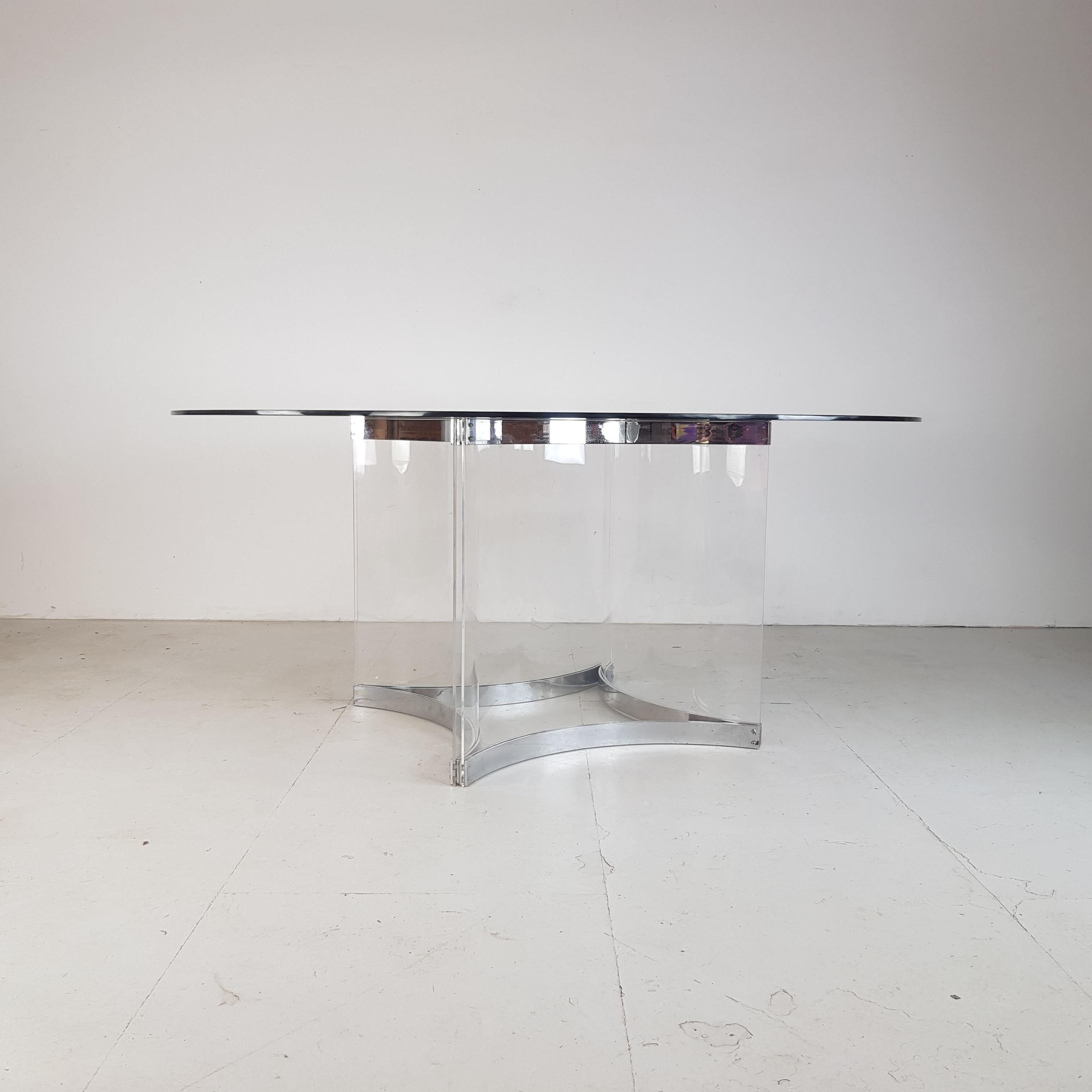 Magnificent 1970s Alessandro Albrizzi dining table for 10.

With signature curved Lucite and chrome base and round smoked glass top.

In very good vintage condition. 

Approximate dimensions:

Diameter 167.5cm

Height 75cm.