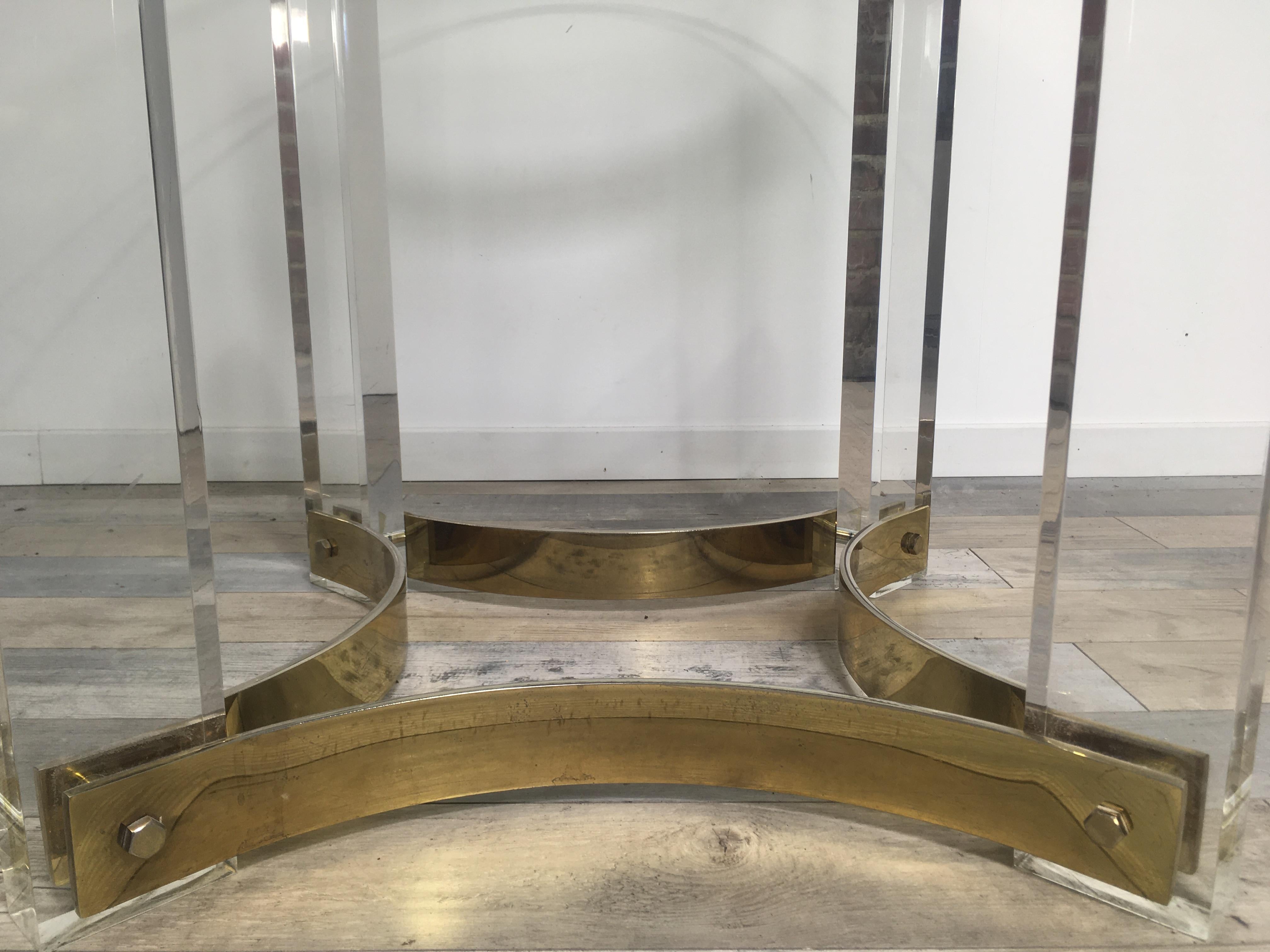 1970 Alessandro Albrizzi Italian Design Round Glass Brass Plexi Pedestal Table en vente 3