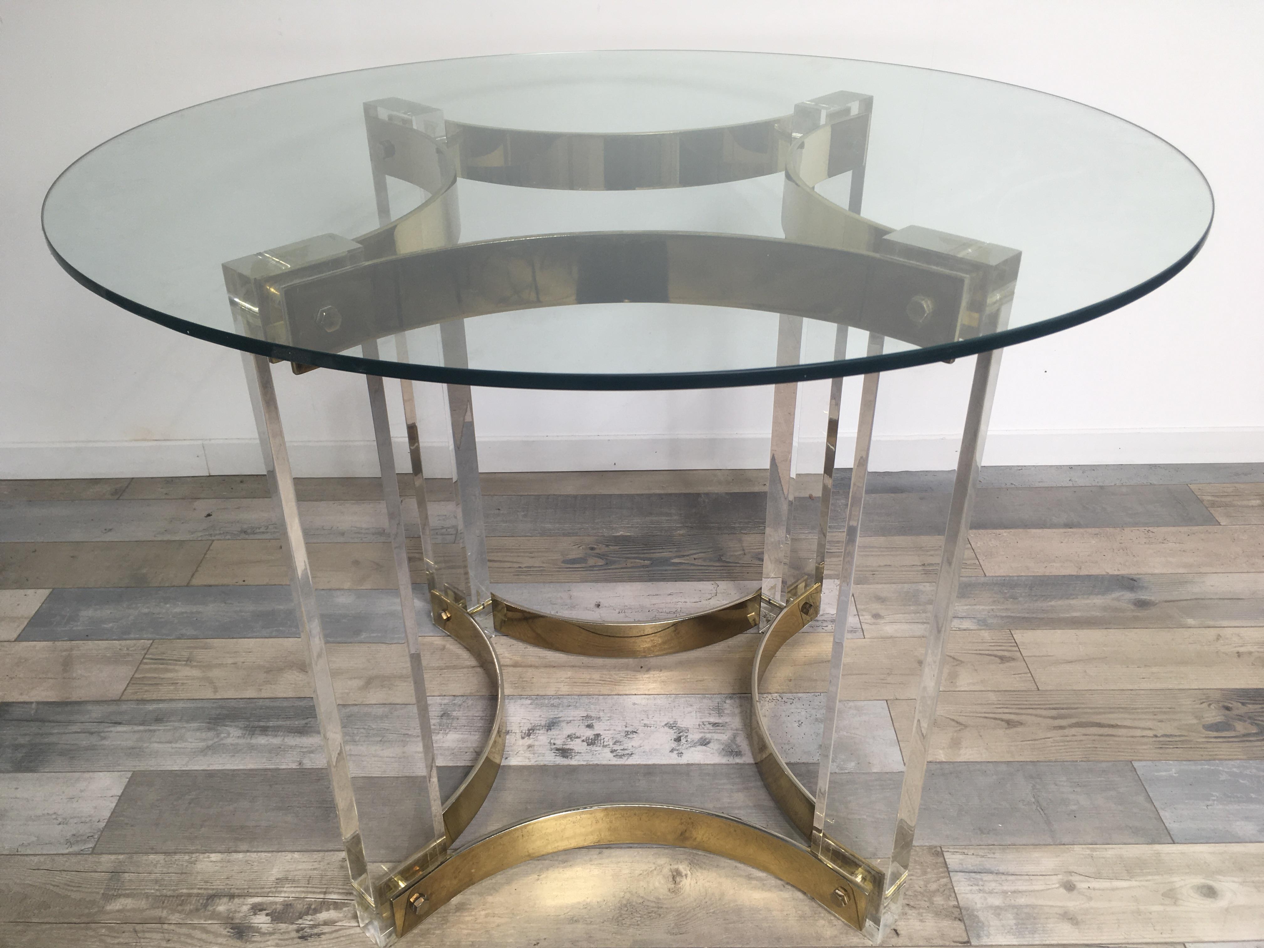 1970s Alessandro Albrizzi Italian design round pedestal table consisting of a graphic patian brass metal adorned with Lucite foot and a round glass tray.