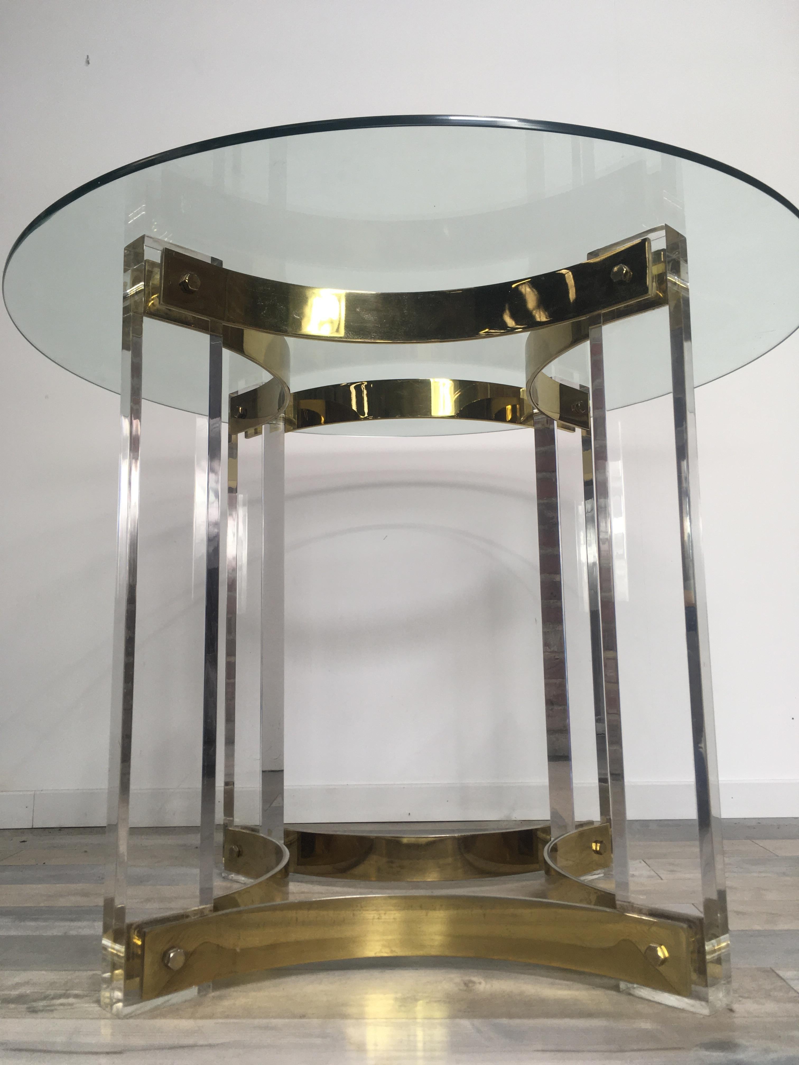Milieu du XXe siècle 1970 Alessandro Albrizzi Italian Design Round Glass Brass Plexi Pedestal Table en vente