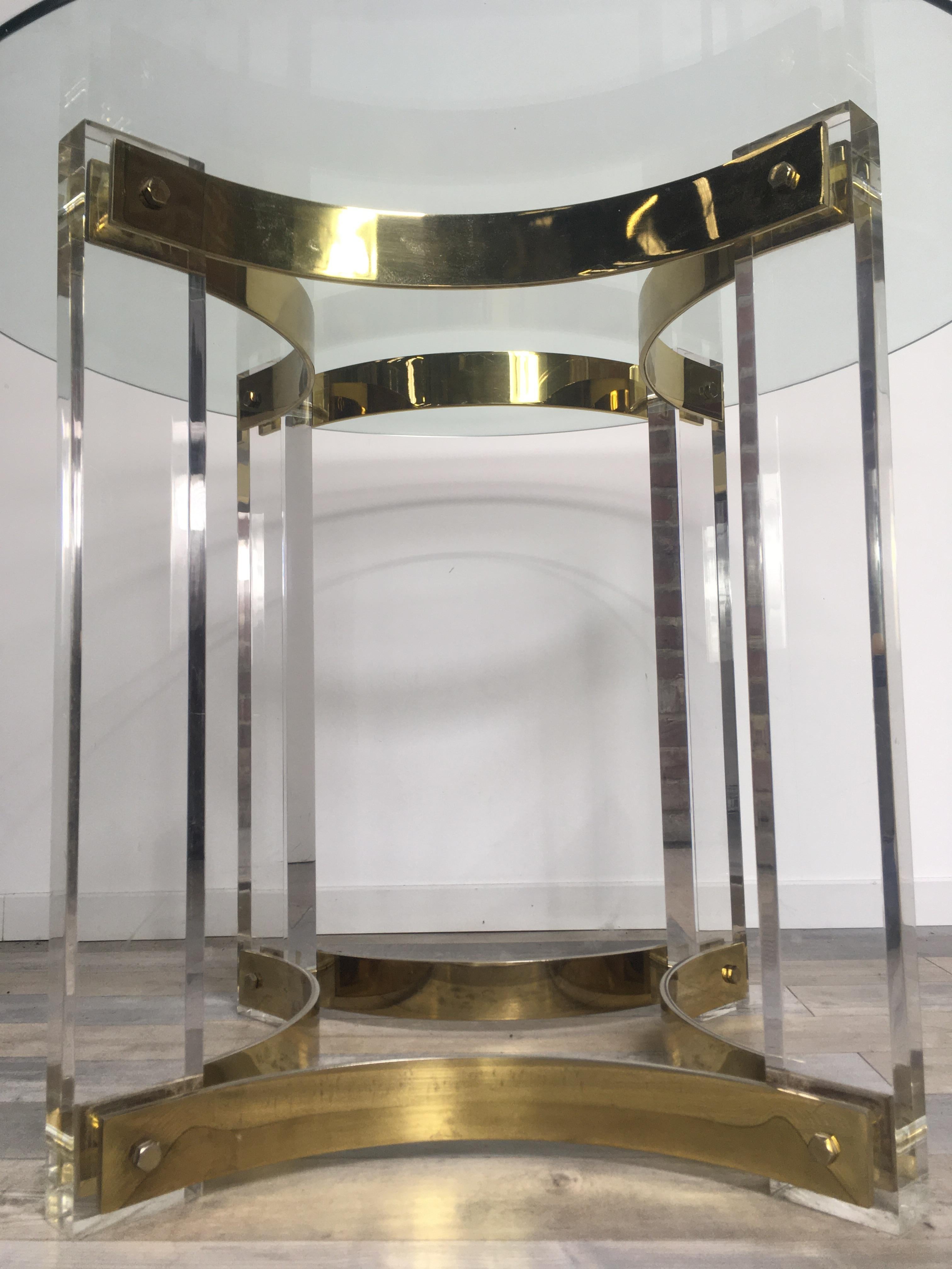 Laiton 1970 Alessandro Albrizzi Italian Design Round Glass Brass Plexi Pedestal Table en vente