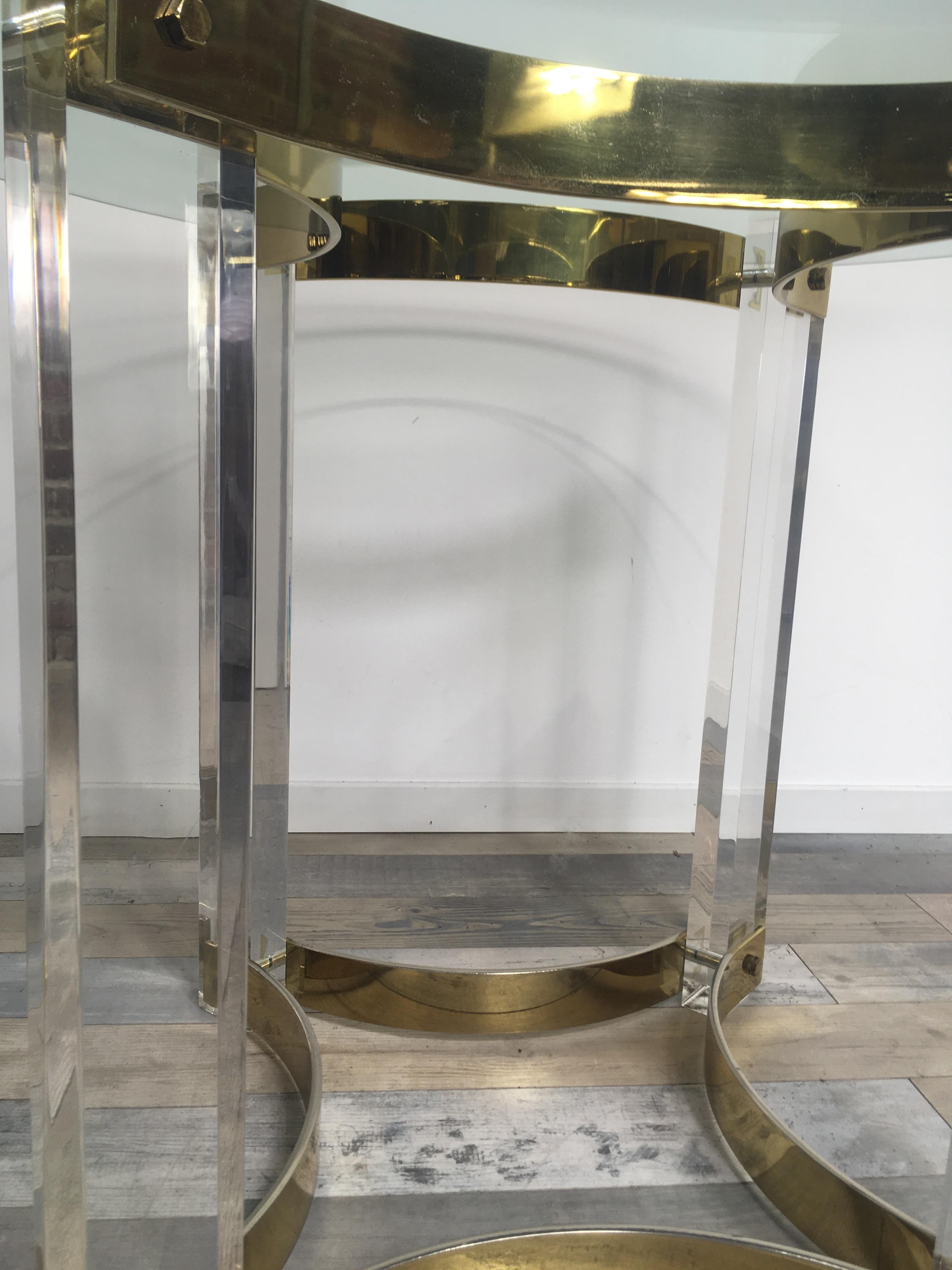 1970s Alessandro Albrizzi Italian Design Round Glass Brass Plexi Pedestal Table For Sale 3