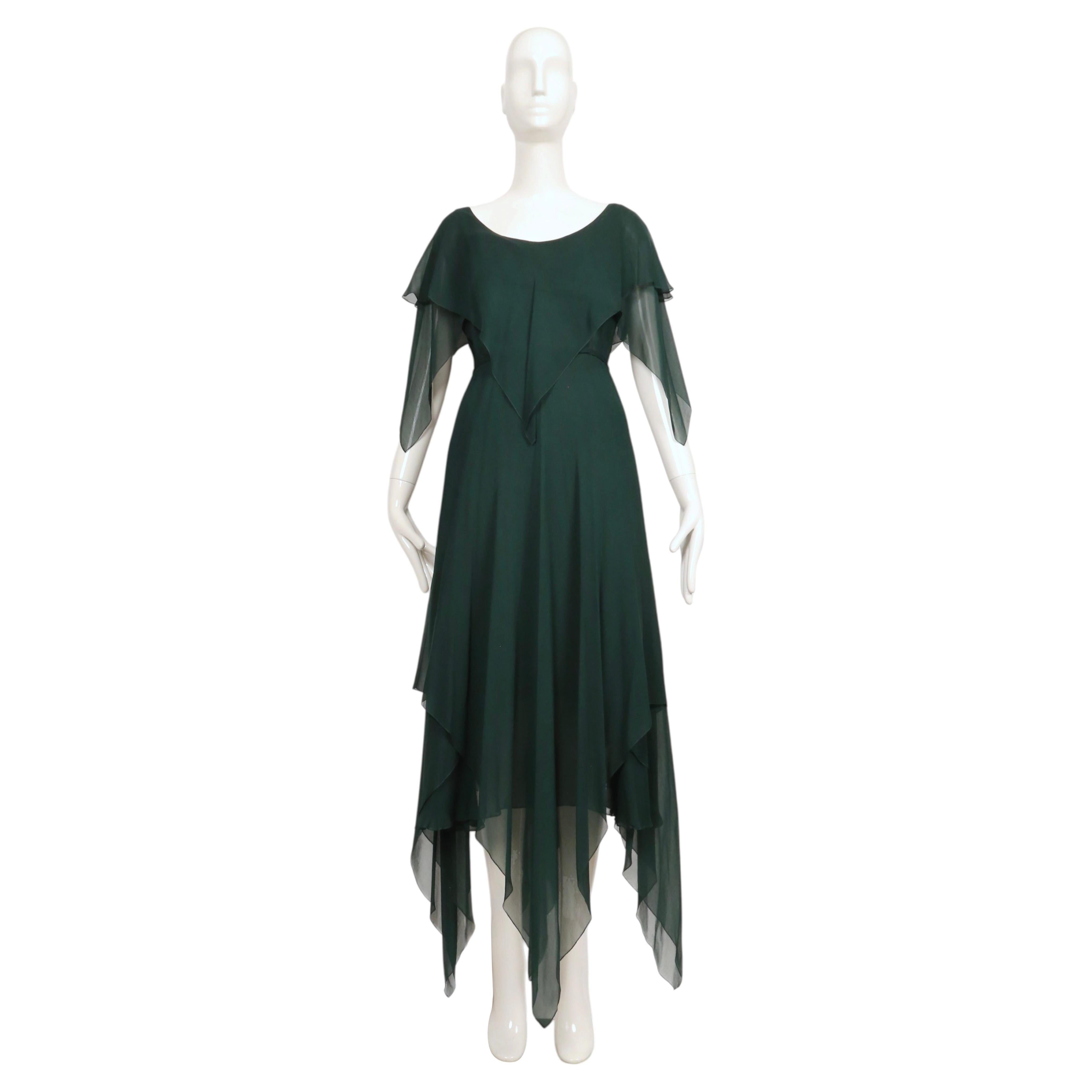 Abito in chiffon di seta verde di Alfred Bosand degli anni '70 con orlo a fazzoletto