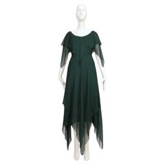 Grünes Seidenchiffonkleid von Alfred Bosand aus den 1970er Jahren mit Taschentuchsaum