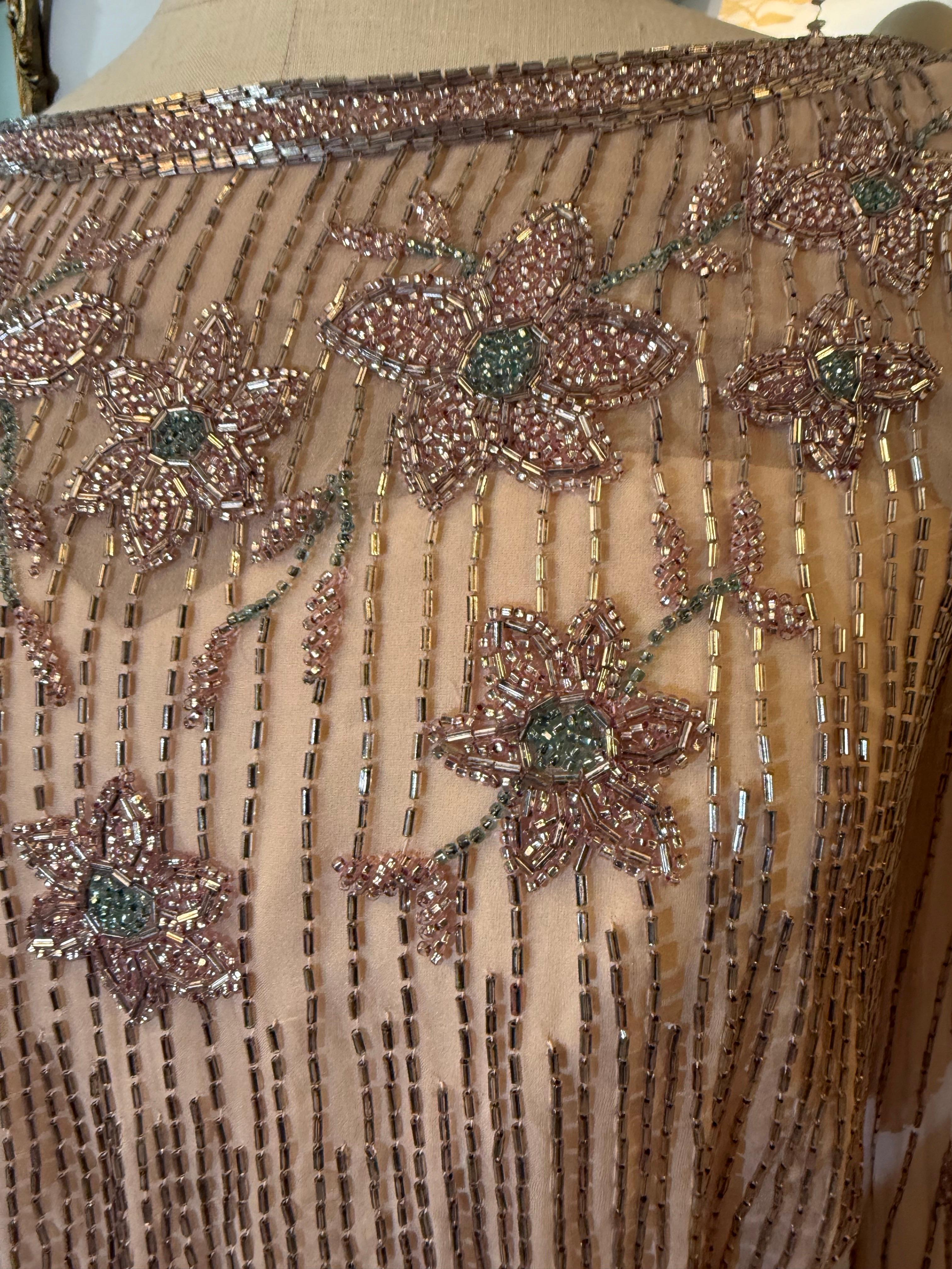 Alfred Bosand, un abito in seta rosa pallido degli anni '70 con bellissime perline argentate e rosa scintillante. in vendita 5