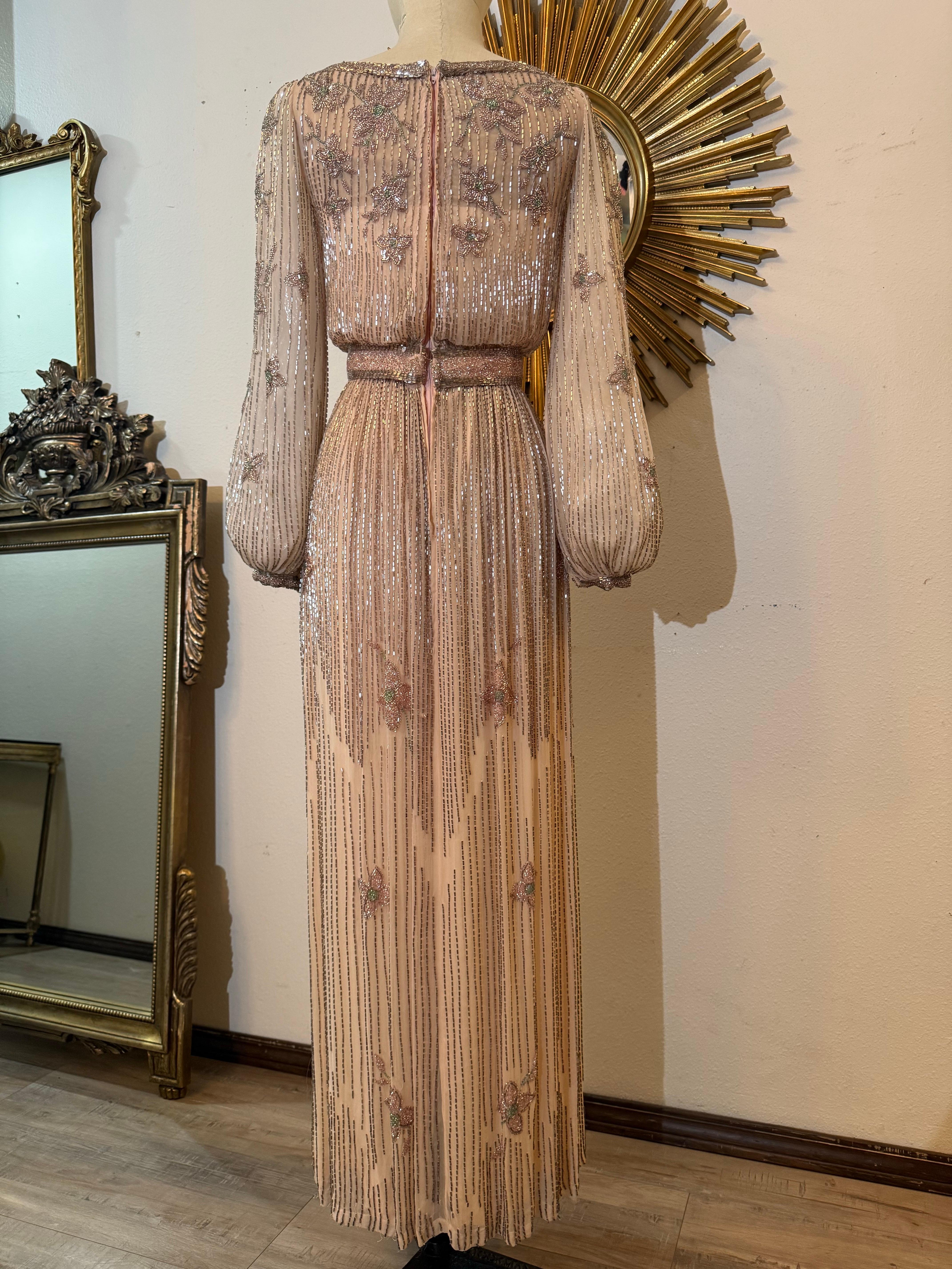 Alfred Bosand, un abito in seta rosa pallido degli anni '70 con bellissime perline argentate e rosa scintillante. in vendita 6