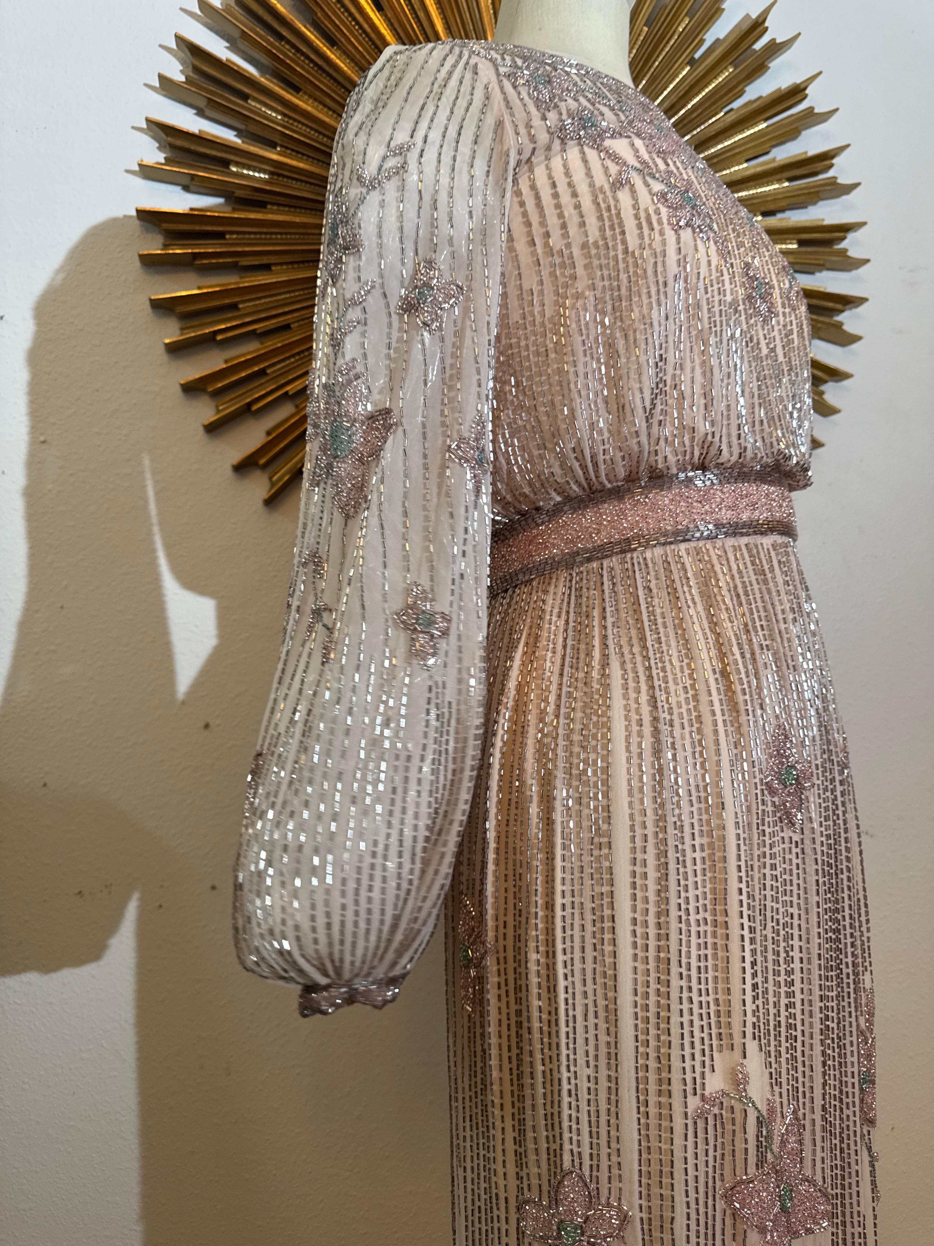 Alfred Bosand, un abito in seta rosa pallido degli anni '70 con bellissime perline argentate e rosa scintillante. in vendita 7