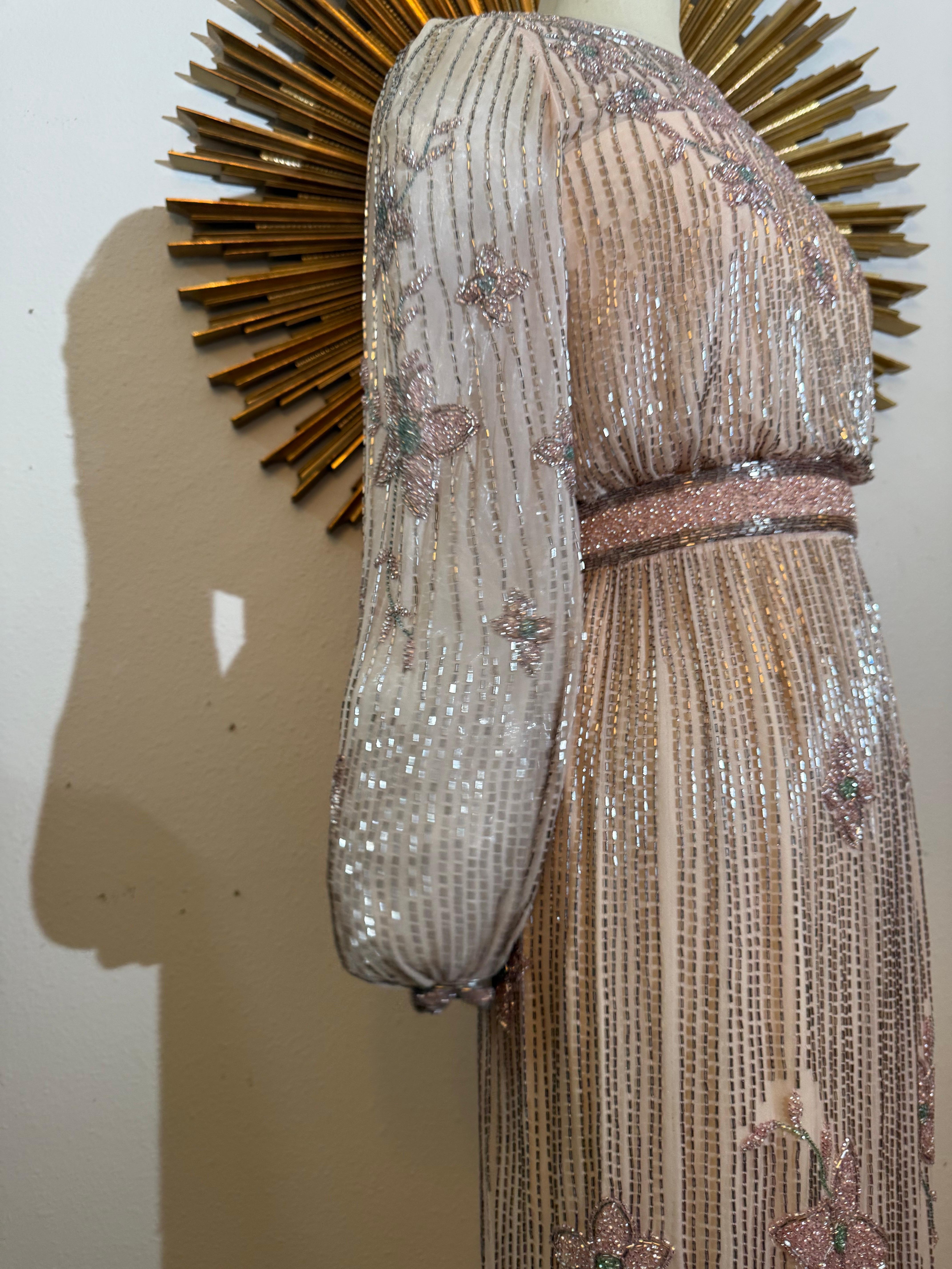 Alfred Bosand, un abito in seta rosa pallido degli anni '70 con bellissime perline argentate e rosa scintillante. in vendita 8
