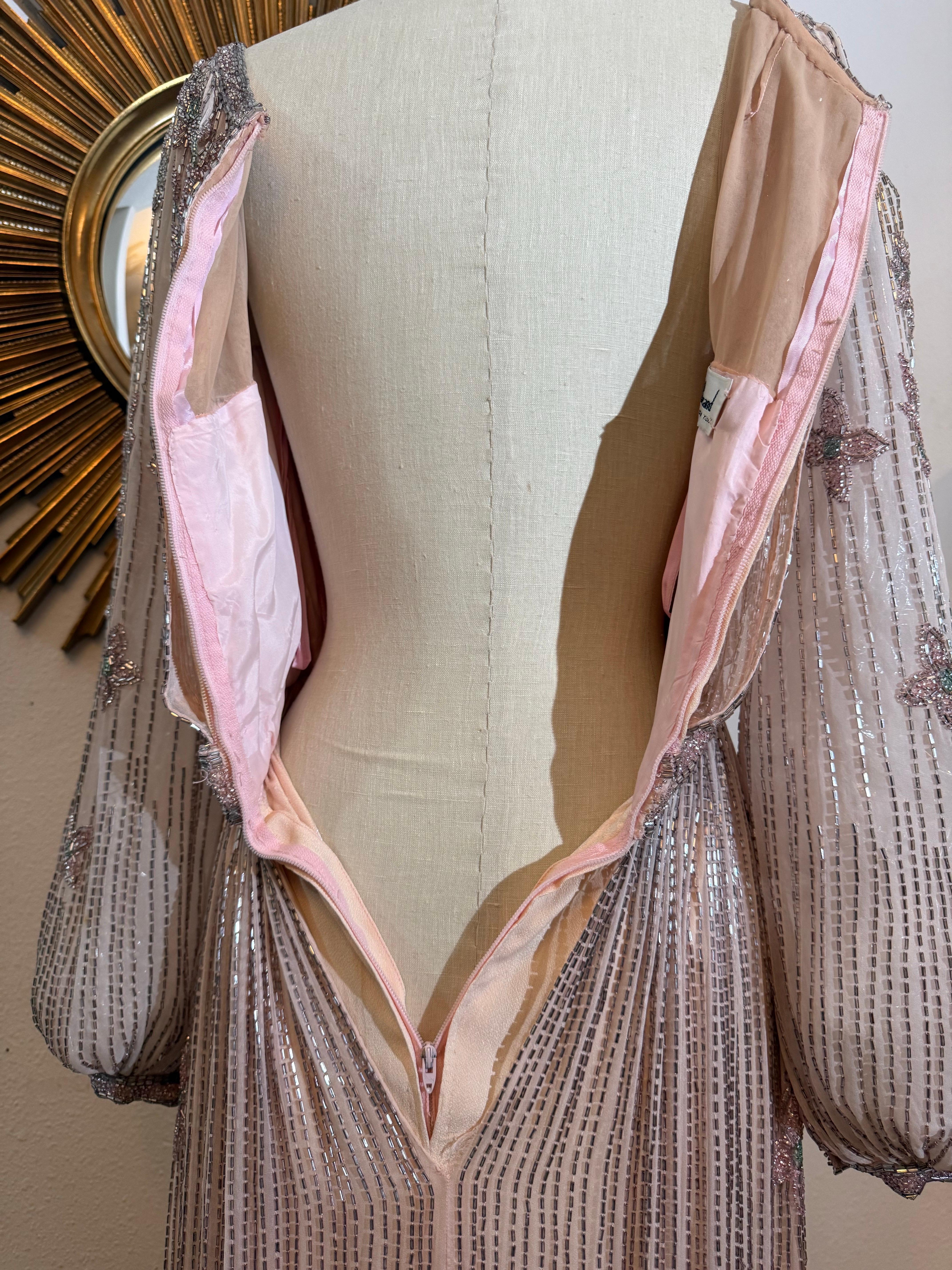 Alfred Bosand, un abito in seta rosa pallido degli anni '70 con bellissime perline argentate e rosa scintillante. in vendita 9