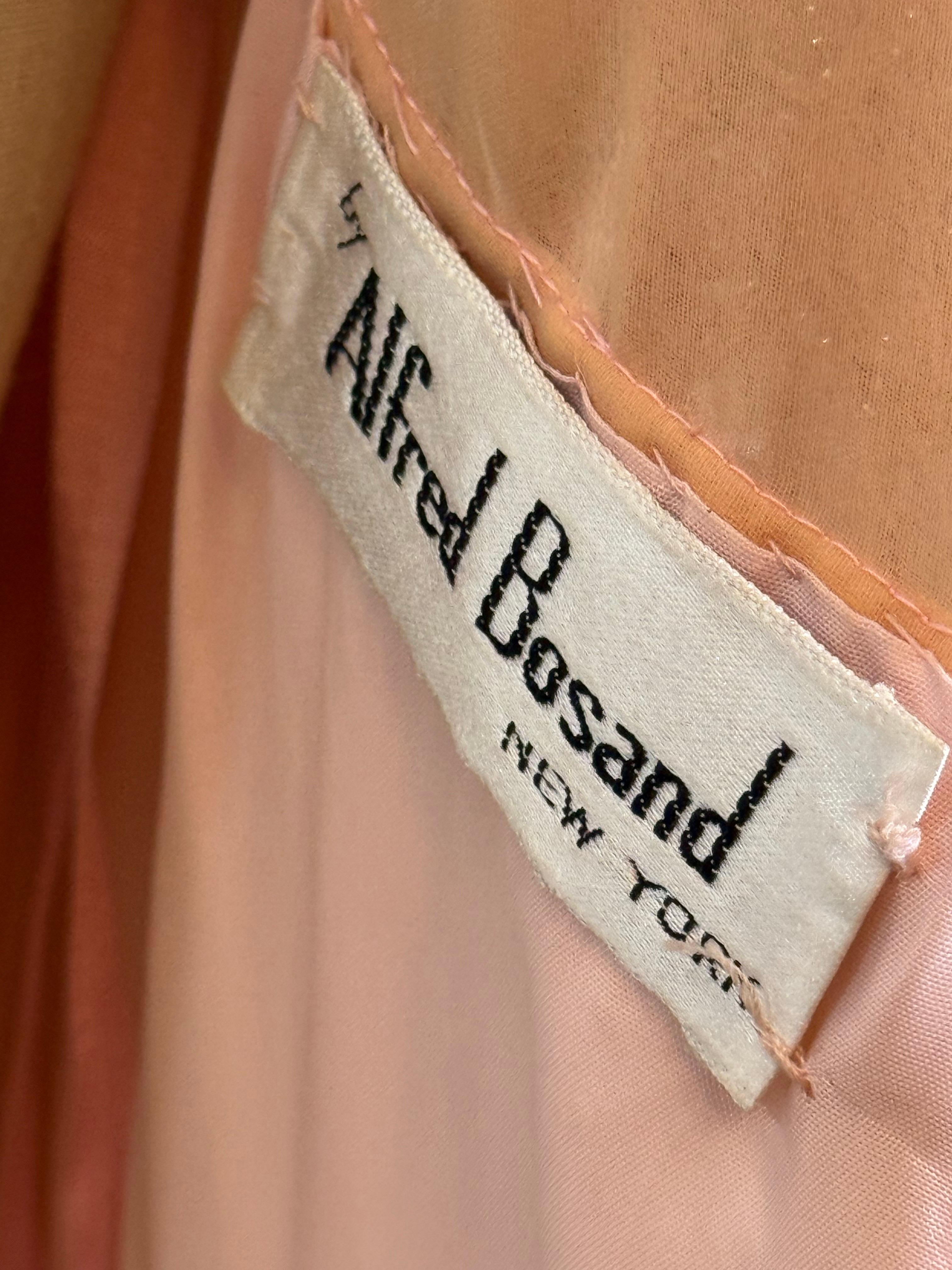 Alfred Bosand, un abito in seta rosa pallido degli anni '70 con bellissime perline argentate e rosa scintillante. in vendita 10