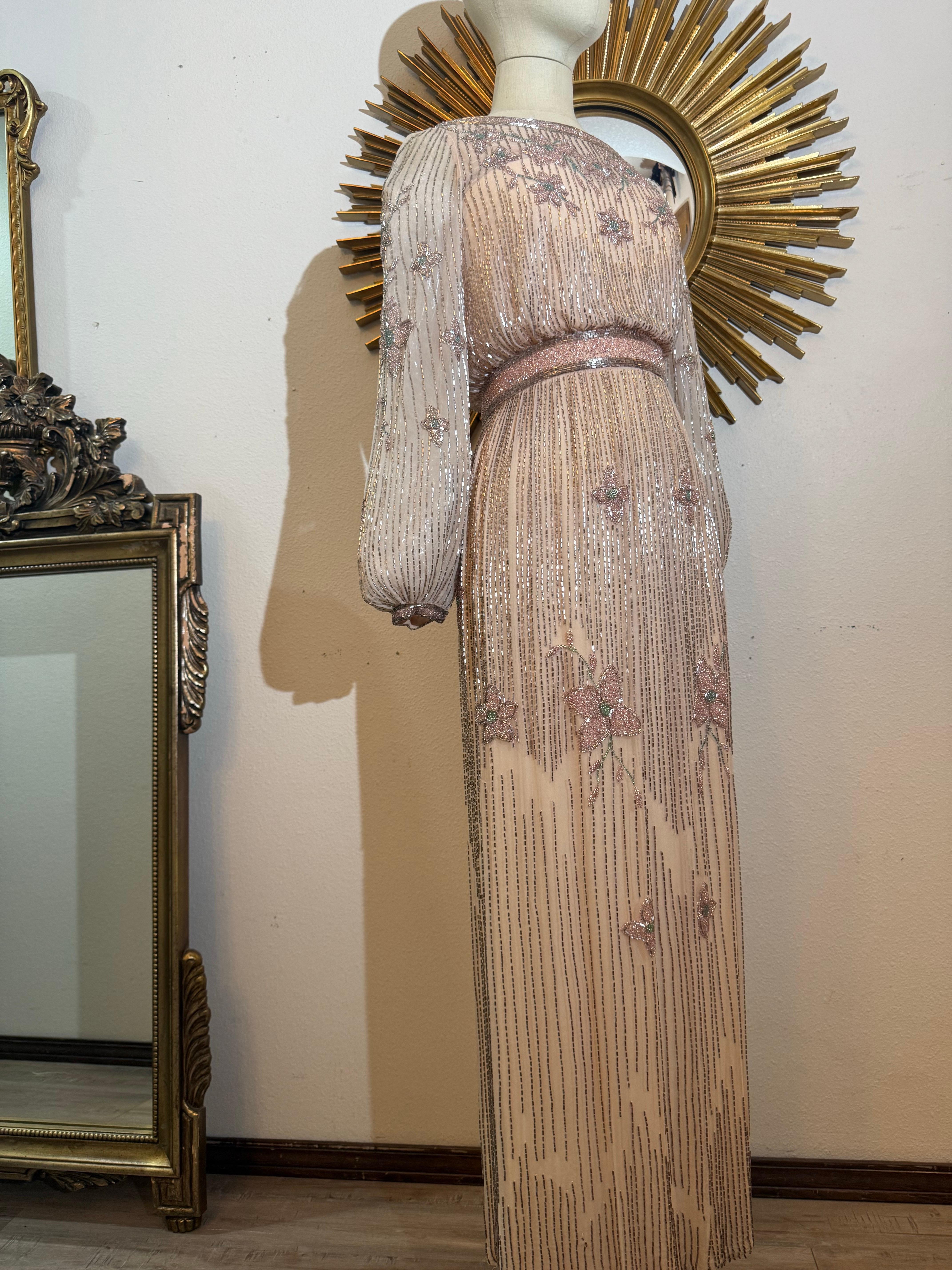 Alfred Bosand, abito in seta rosa pallido degli anni '70, con bellissime perline floreali rosa argento scintillanti:  Languido maxi abito in chiffon di seta, completamente foderato, con un bellissimo motivo floreale e sottili strisce verticali di