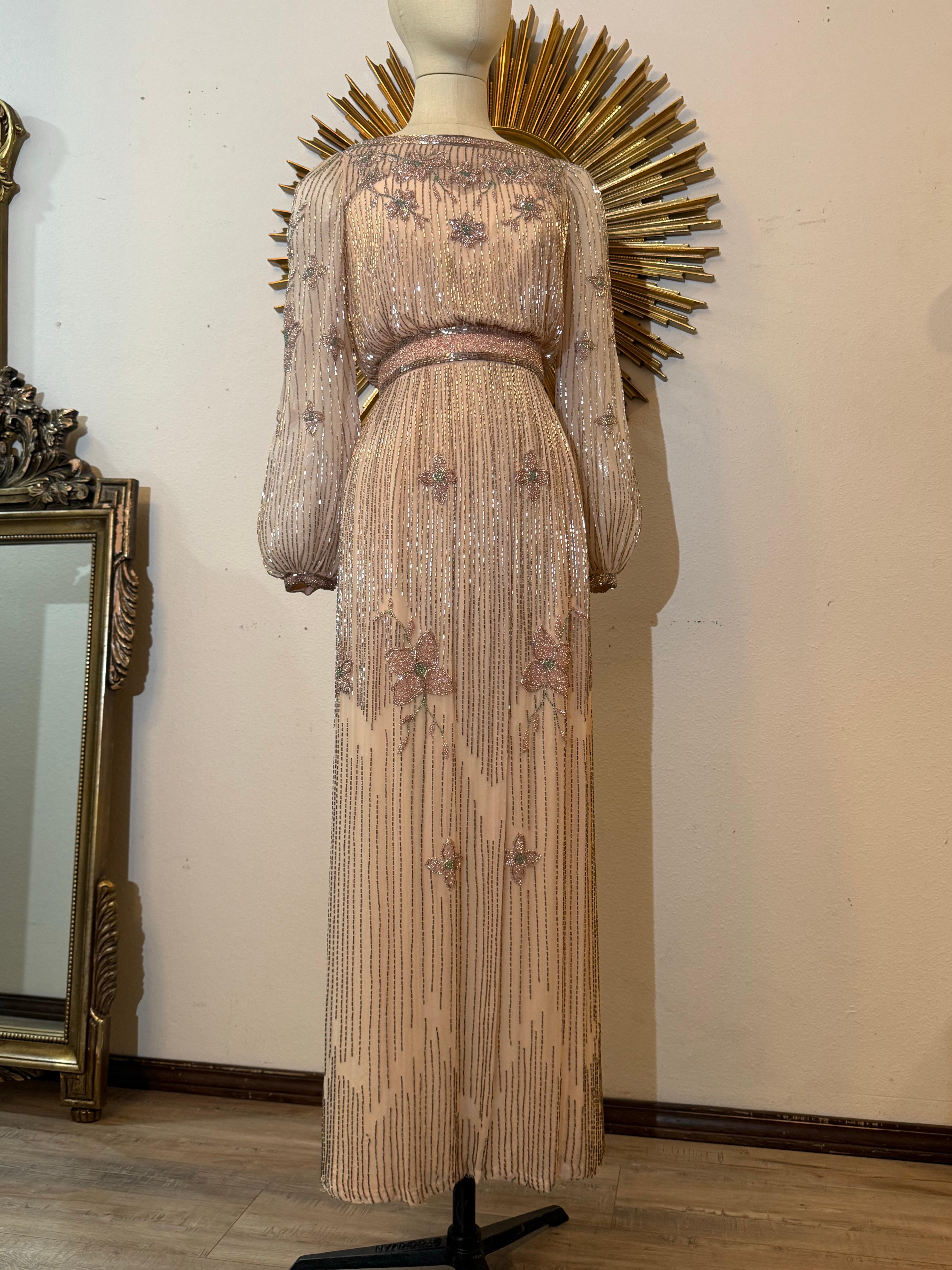 Marrone Alfred Bosand, un abito in seta rosa pallido degli anni '70 con bellissime perline argentate e rosa scintillante. in vendita