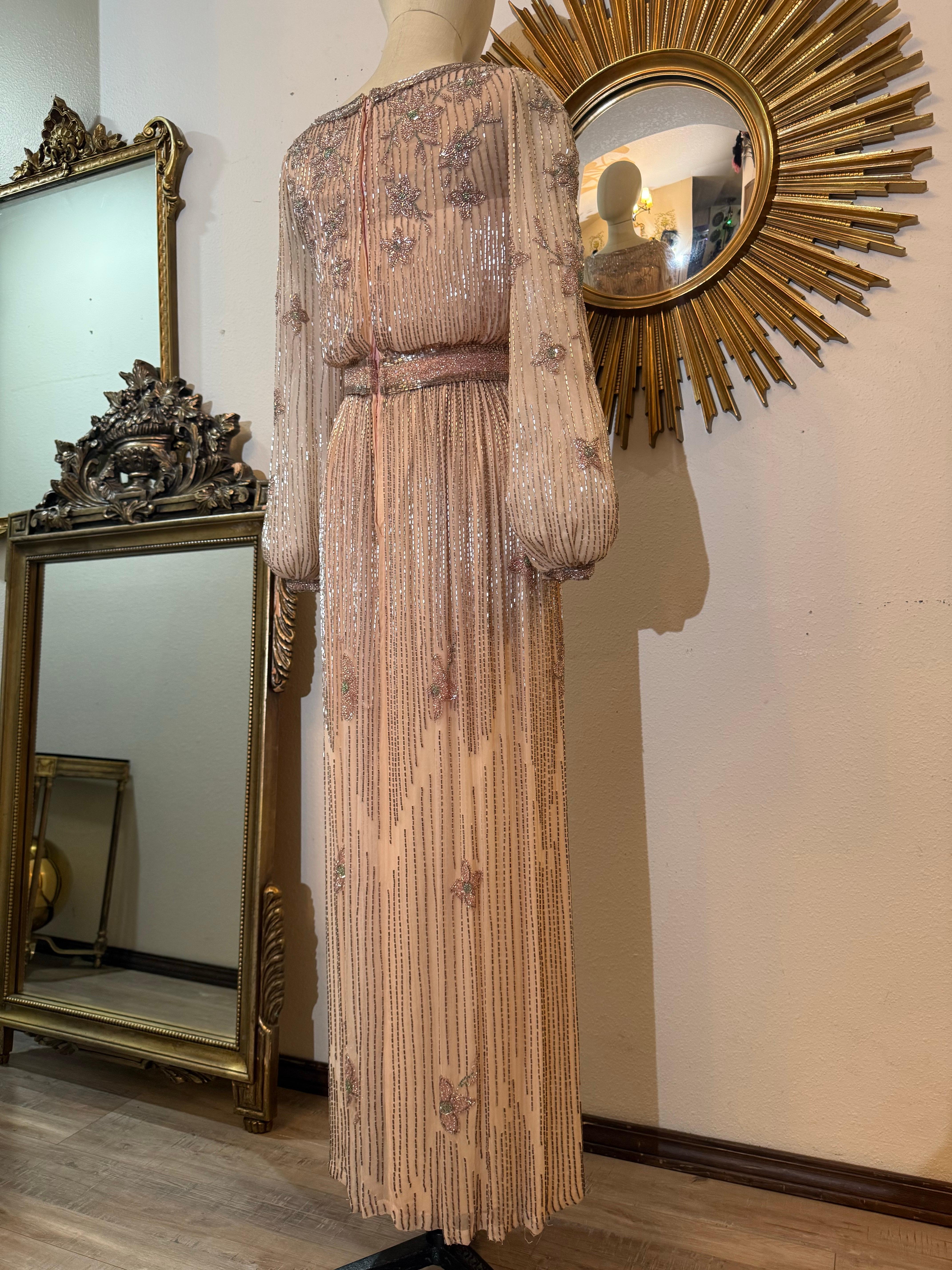 Donna Alfred Bosand, un abito in seta rosa pallido degli anni '70 con bellissime perline argentate e rosa scintillante. in vendita