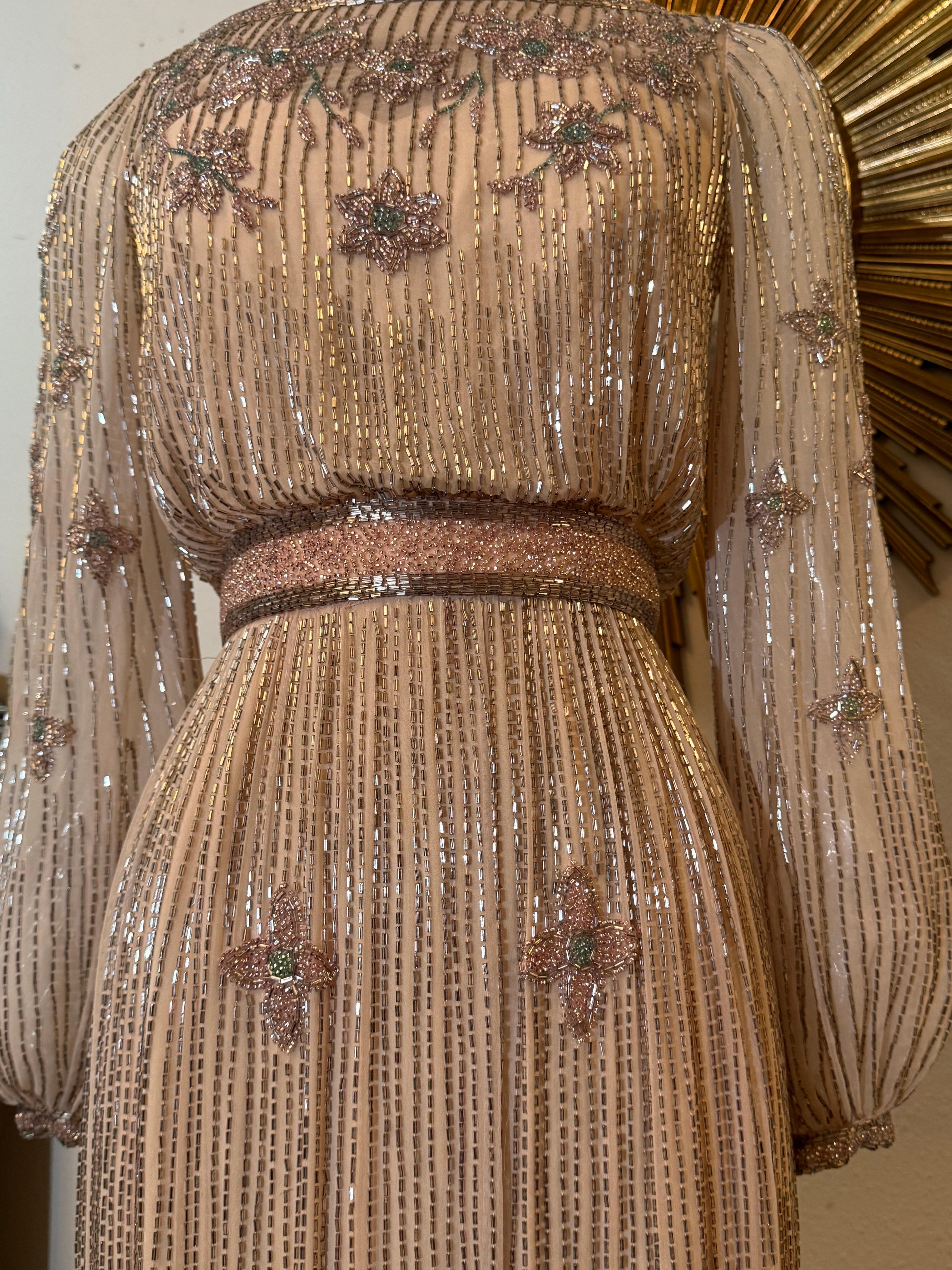 Alfred Bosand, un abito in seta rosa pallido degli anni '70 con bellissime perline argentate e rosa scintillante. in vendita 1